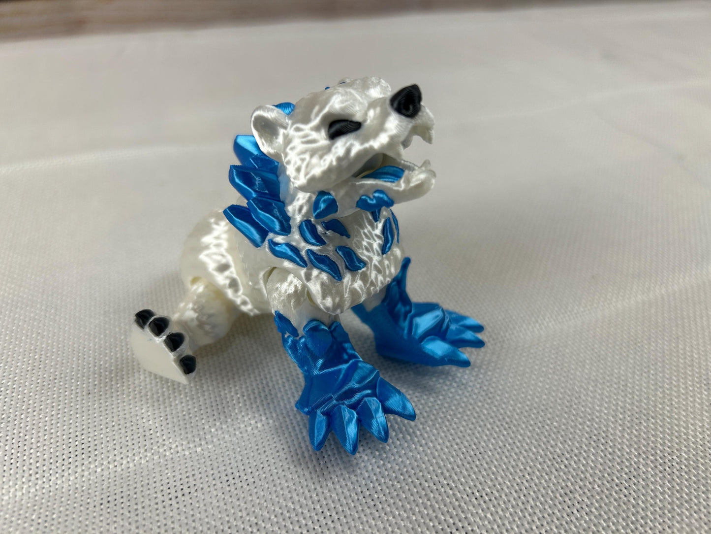 Eisgrizzly, beweglich, weiß-blau glänzend aus SILK PLA, kunstvolle Dekofigur, Eisgrizzlybär, Frostgrizzly, Arktische Dekoration, Regaldeko