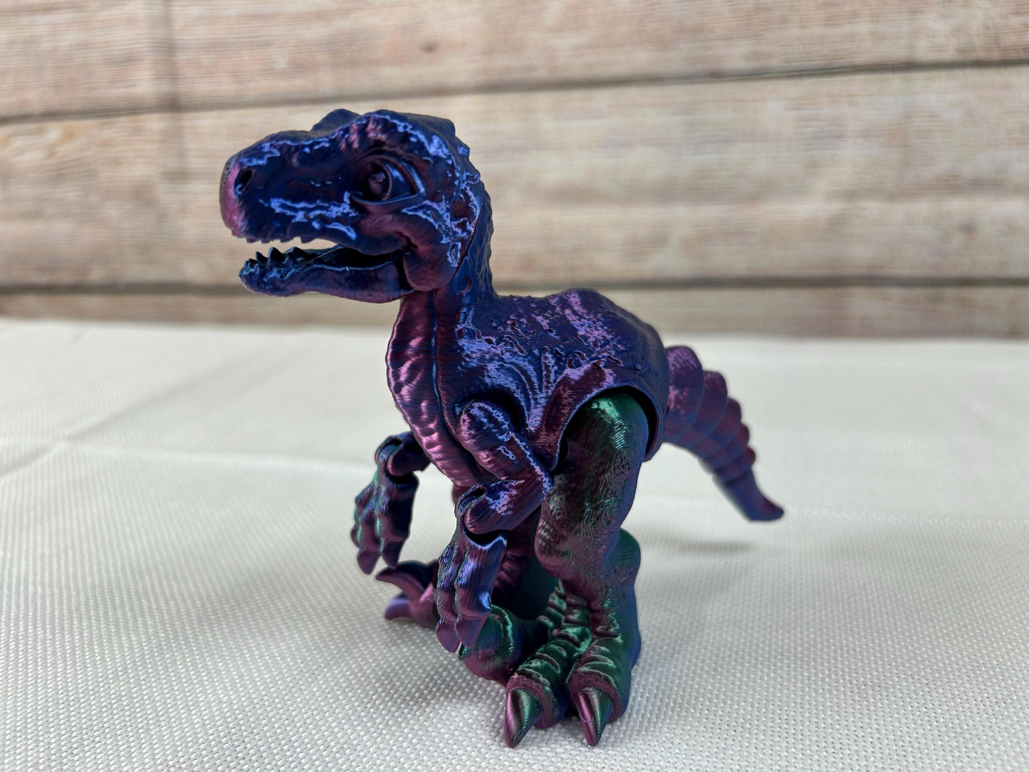 Velociraptor, beweglich, tricolor aus PLA, Farbverlauf: grün-blau-violett, beweglicher Dinosaurier, Deko-Tier aus der Kreidezeit, Regaldeko
