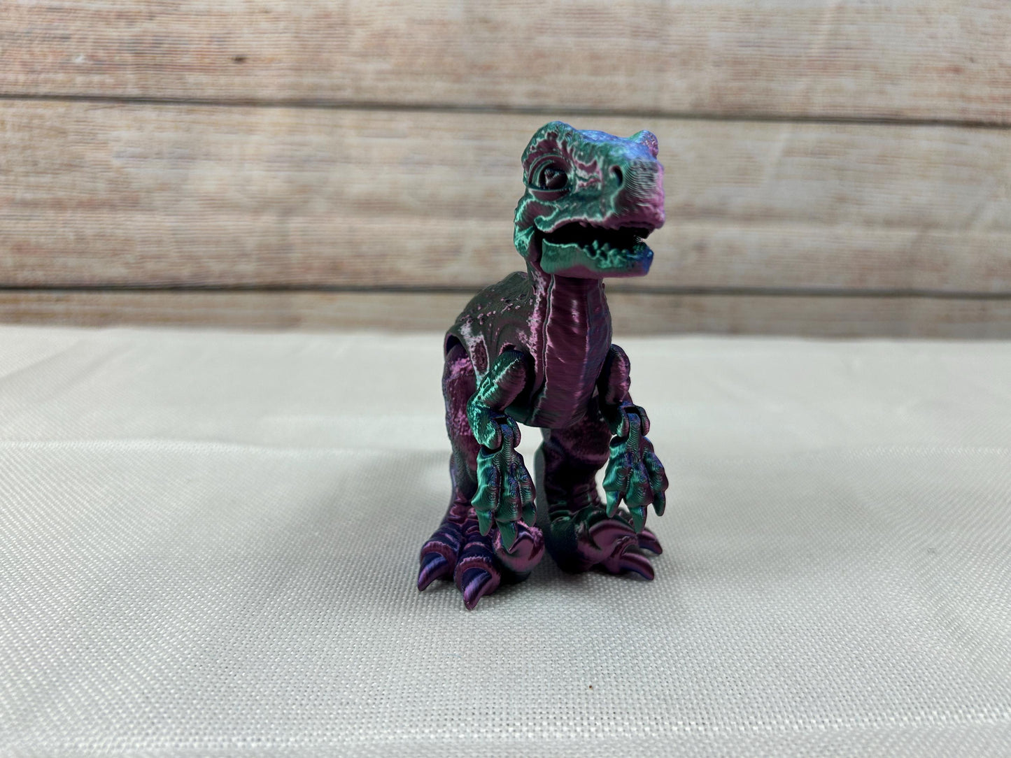 Velociraptor, beweglich, tricolor aus PLA, Farbverlauf: grün-blau-violett, beweglicher Dinosaurier, Deko-Tier aus der Kreidezeit, Regaldeko