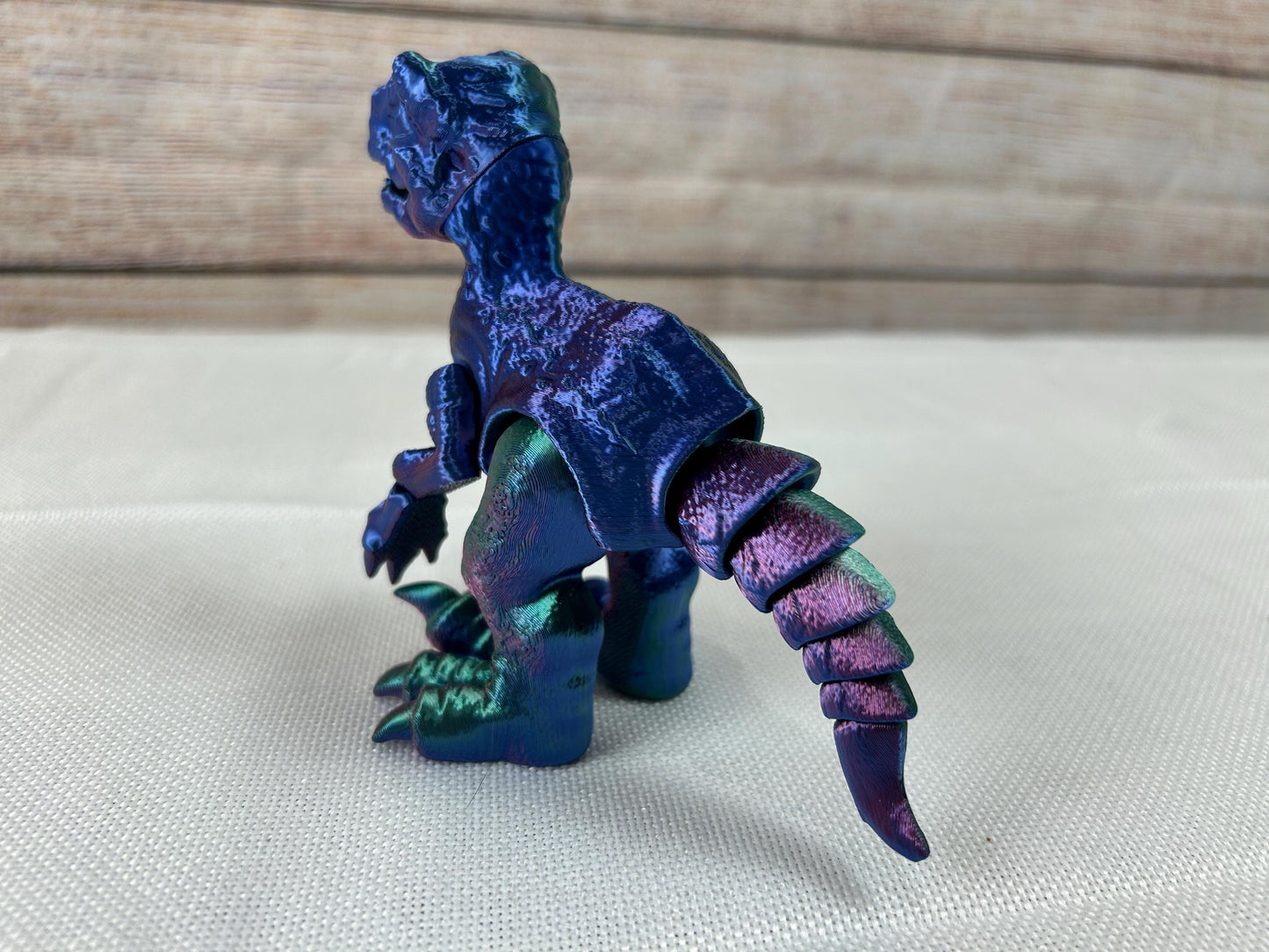 Velociraptor, beweglich, tricolor aus PLA, Farbverlauf: grün-blau-violett, beweglicher Dinosaurier, Deko-Tier aus der Kreidezeit, Regaldeko