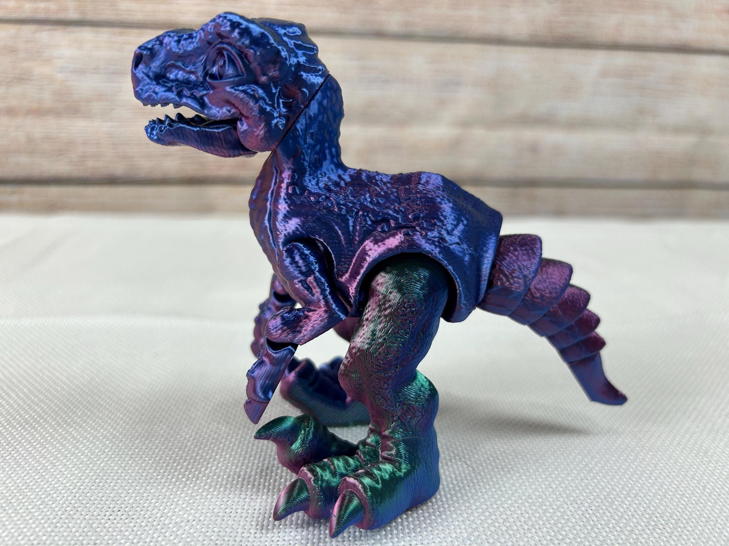 Velociraptor, beweglich, tricolor aus PLA, Farbverlauf: grün-blau-violett, beweglicher Dinosaurier, Deko-Tier aus der Kreidezeit, Regaldeko