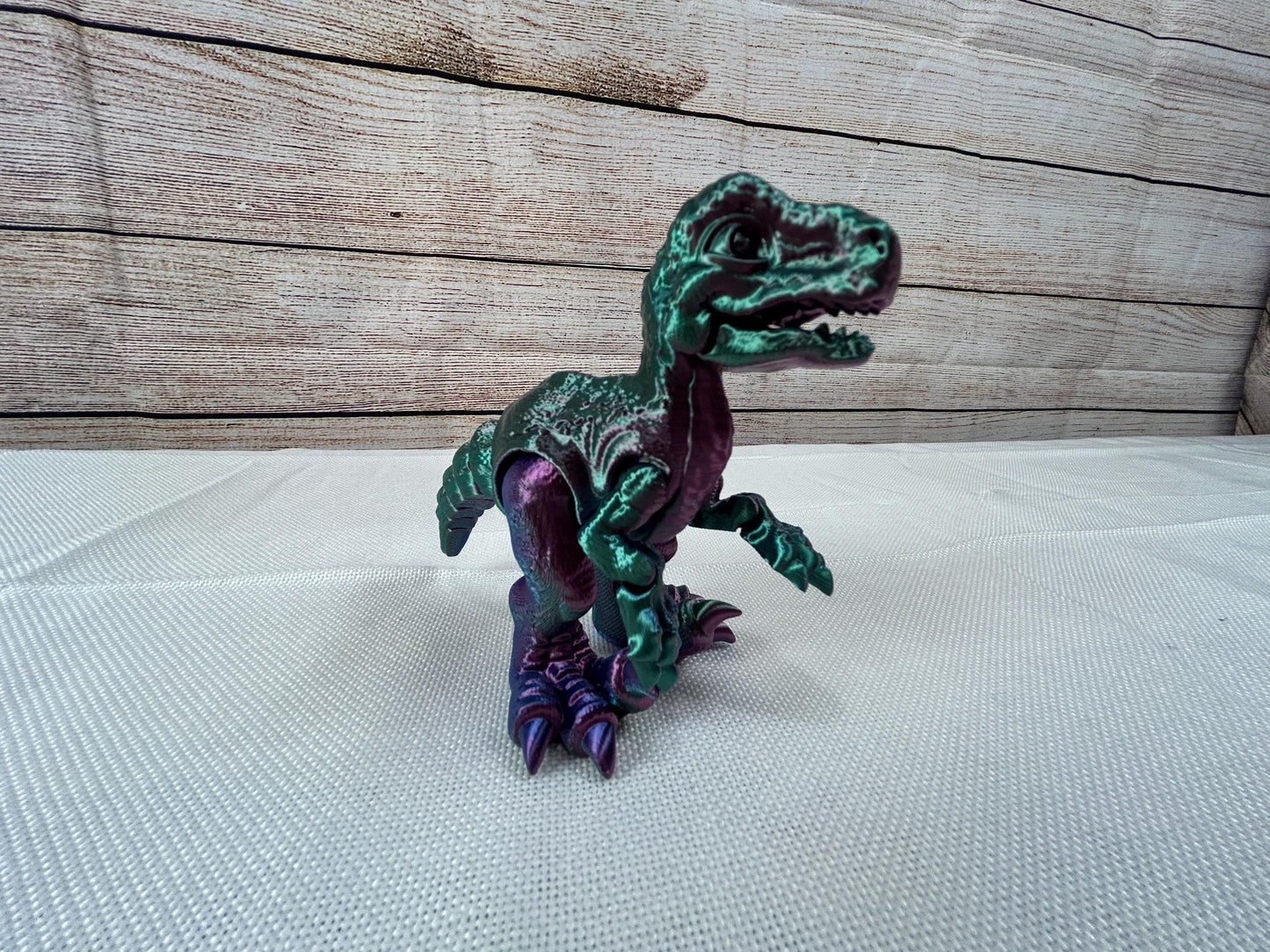 Velociraptor, beweglich, tricolor aus PLA, Farbverlauf: grün-blau-violett, beweglicher Dinosaurier, Deko-Tier aus der Kreidezeit, Regaldeko