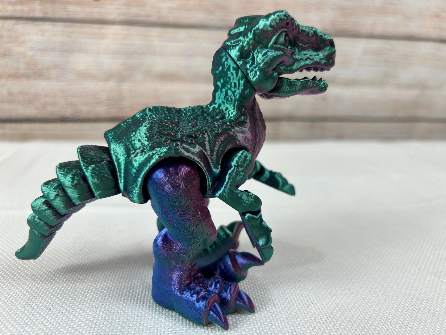 Velociraptor, beweglich, tricolor aus PLA, Farbverlauf: grün-blau-violett, beweglicher Dinosaurier, Deko-Tier aus der Kreidezeit, Regaldeko