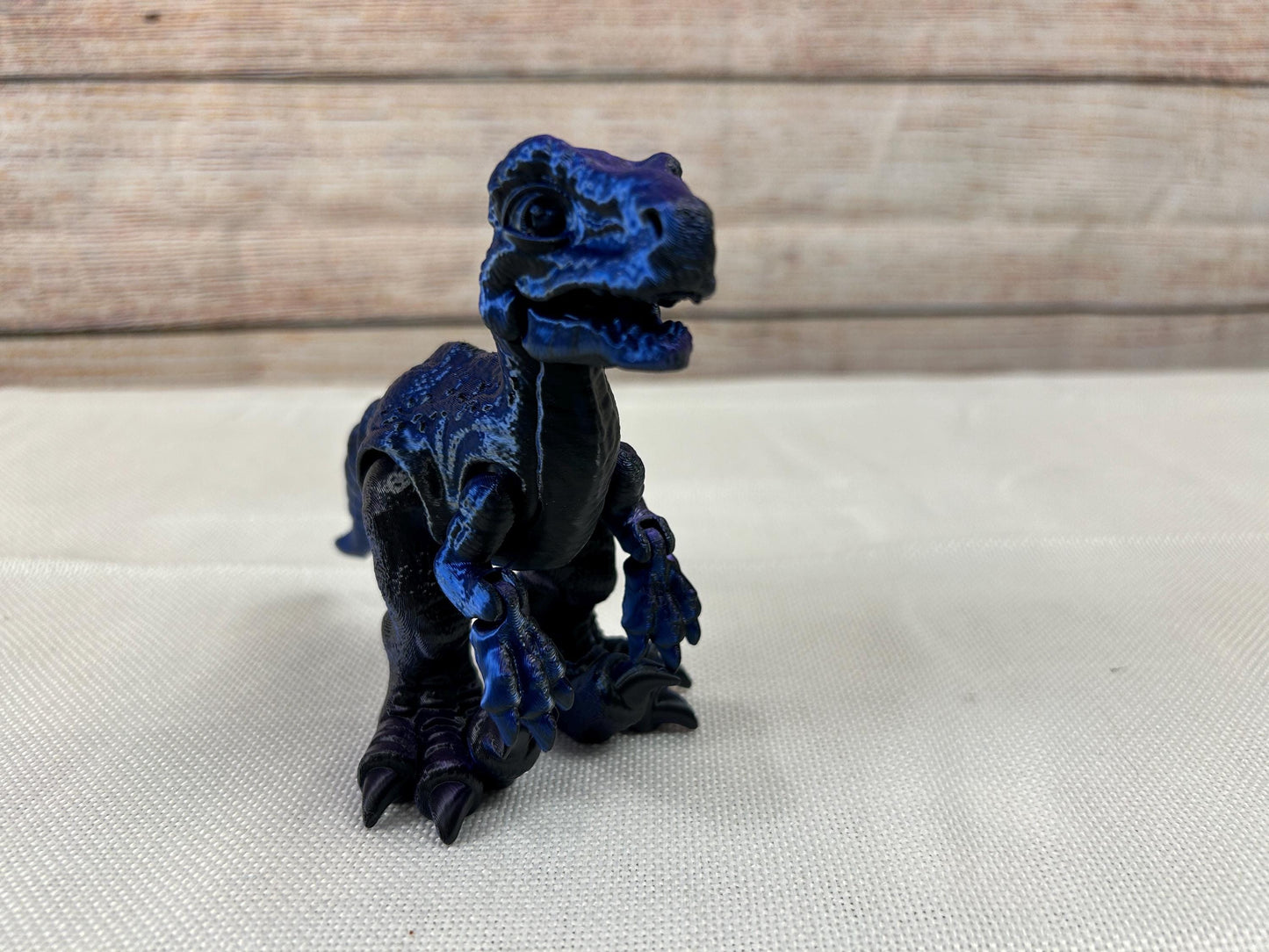 Velociraptor, beweglich, tricolor aus PLA, Farbverlauf: blau-violett-schwarz, beweglicher Dinosaurier, Deko-Tier Kreidezeit, Regaldeko