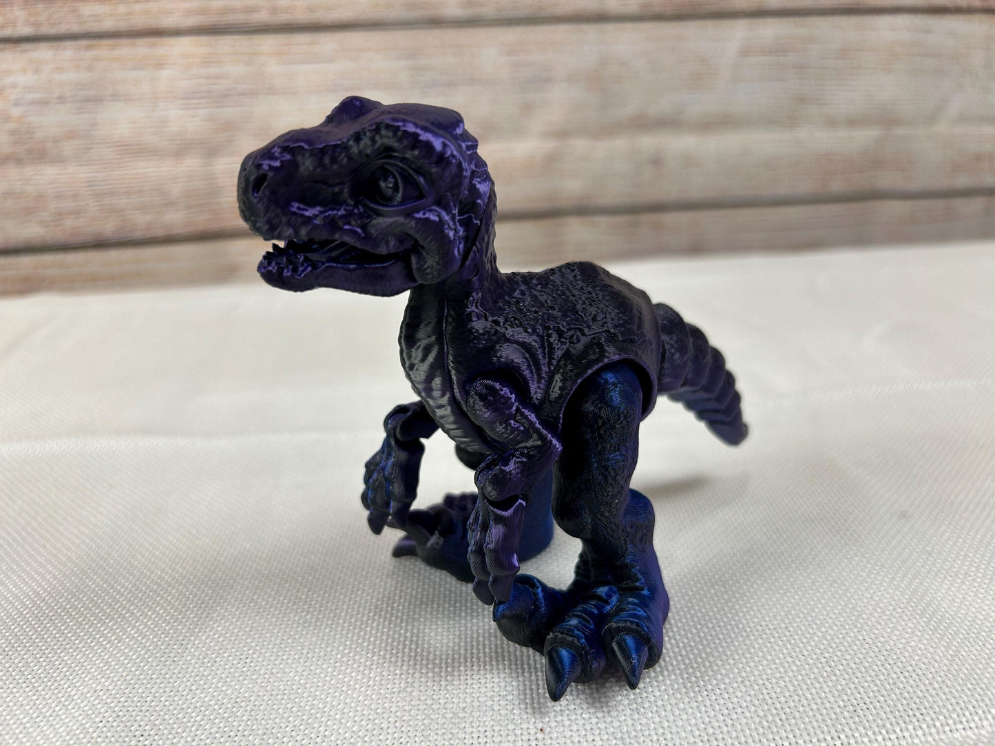 Velociraptor, beweglich, tricolor aus PLA, Farbverlauf: blau-violett-schwarz, beweglicher Dinosaurier, Deko-Tier Kreidezeit, Regaldeko