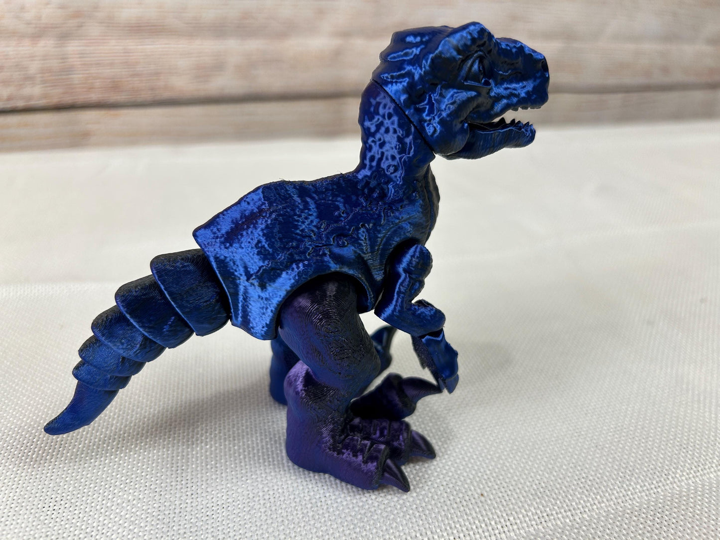 Velociraptor, beweglich, tricolor aus PLA, Farbverlauf: blau-violett-schwarz, beweglicher Dinosaurier, Deko-Tier Kreidezeit, Regaldeko