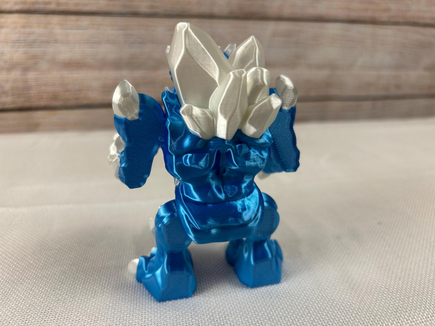 Eisgolem, beweglich, blau-weiß glänzend aus SILK PLA, "Frostor, der Wächter des Eisreichs“, Frostgolem artisches Fabelwesen – Dekofigur