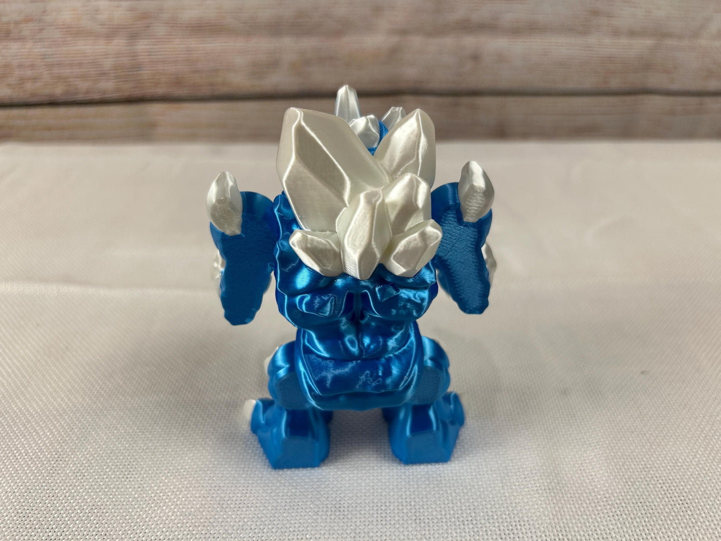 Eisgolem, beweglich, blau-weiß glänzend aus SILK PLA, "Frostor, der Wächter des Eisreichs“, Frostgolem artisches Fabelwesen – Dekofigur