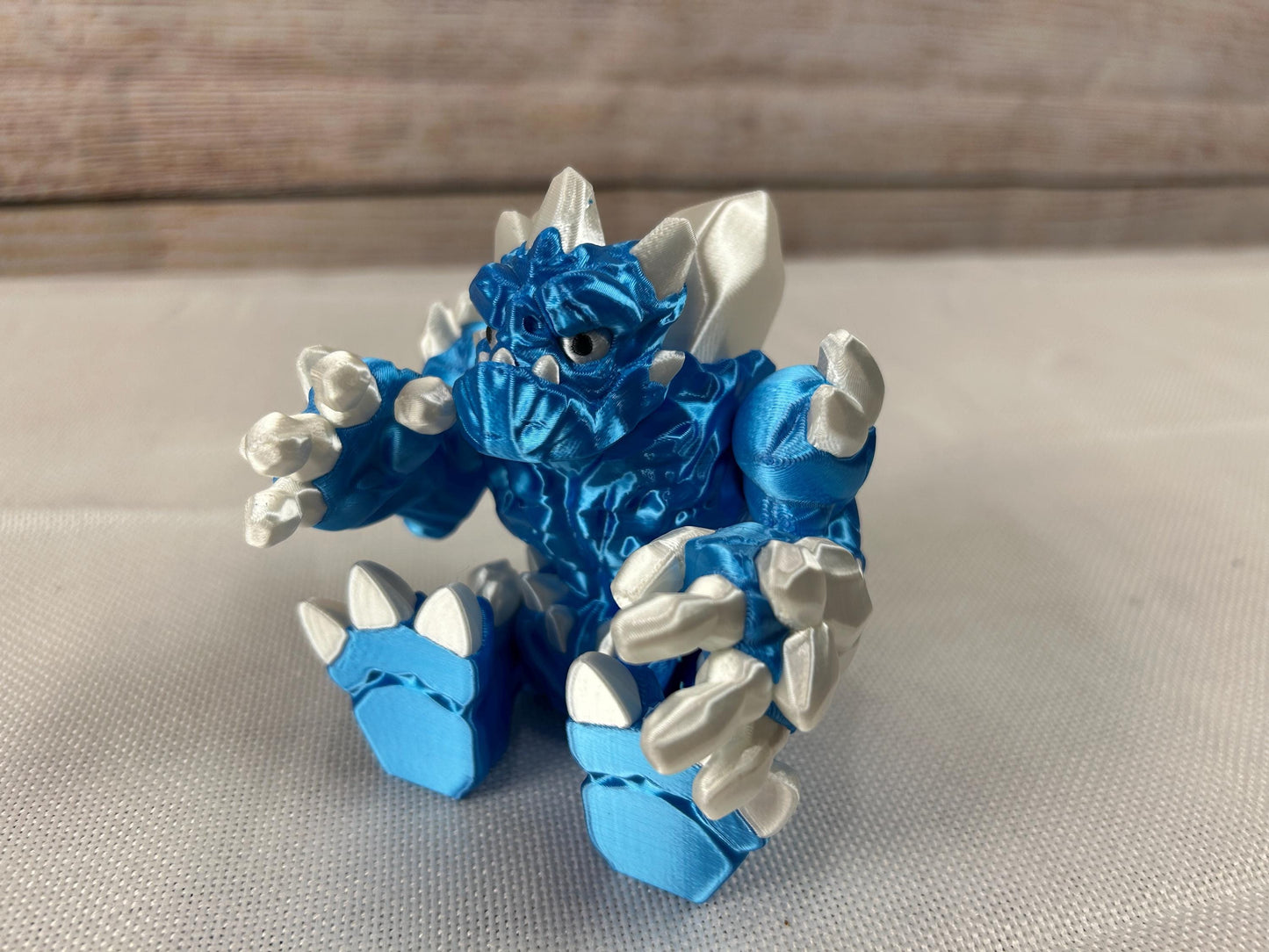 Eisgolem, beweglich, blau-weiß glänzend aus SILK PLA, "Frostor, der Wächter des Eisreichs“, Frostgolem artisches Fabelwesen – Dekofigur