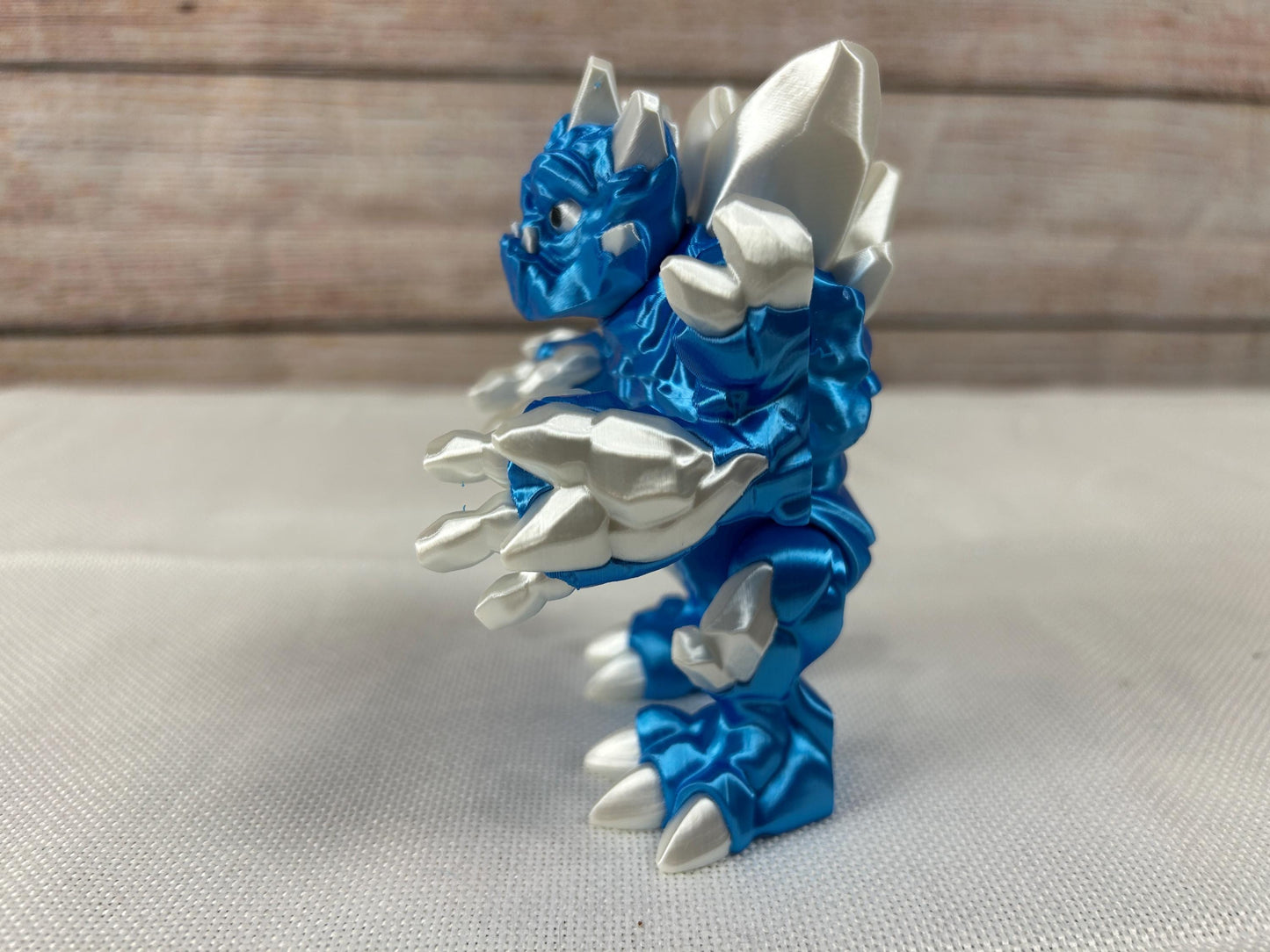 Eisgolem, beweglich, blau-weiß glänzend aus SILK PLA, "Frostor, der Wächter des Eisreichs“, Frostgolem artisches Fabelwesen – Dekofigur