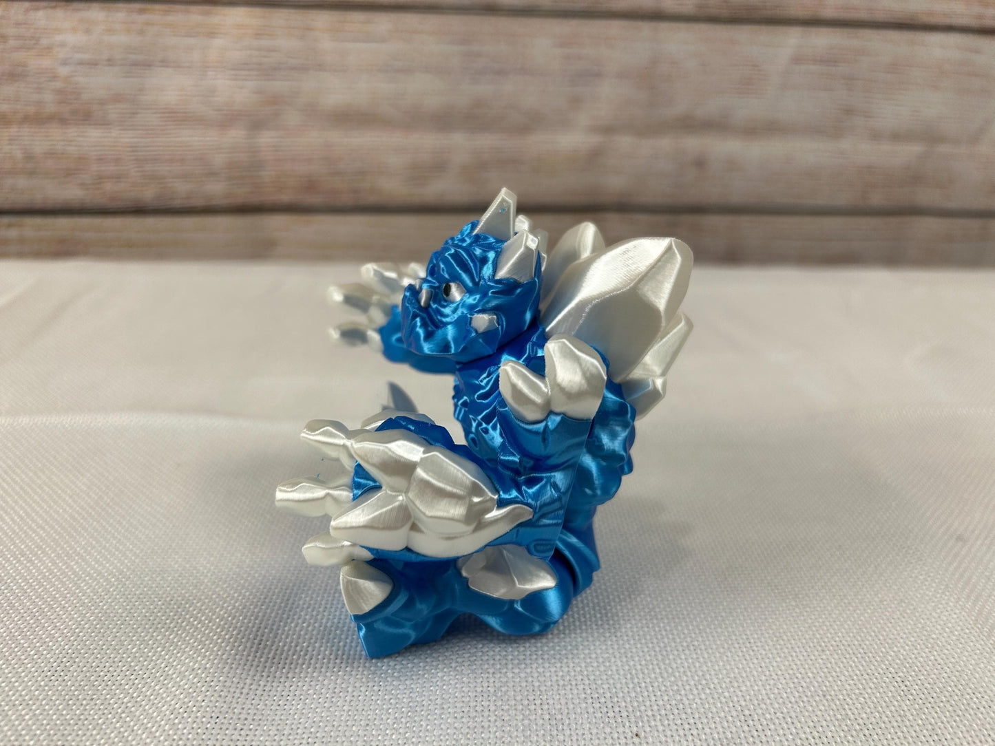 Eisgolem, beweglich, blau-weiß glänzend aus SILK PLA, "Frostor, der Wächter des Eisreichs“, Frostgolem artisches Fabelwesen – Dekofigur