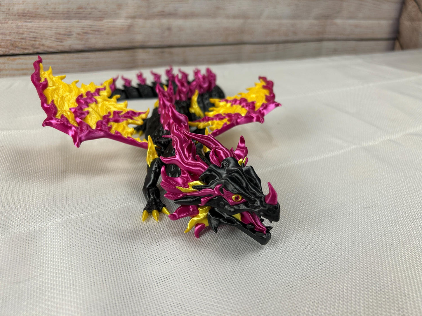 Majestätischer Schwarzdrache, loderndes Design aus Silk PLA – Bewegliche Figur mit Glanz-Finish, Geschenkidee für Fantasyfans, Dekofigur