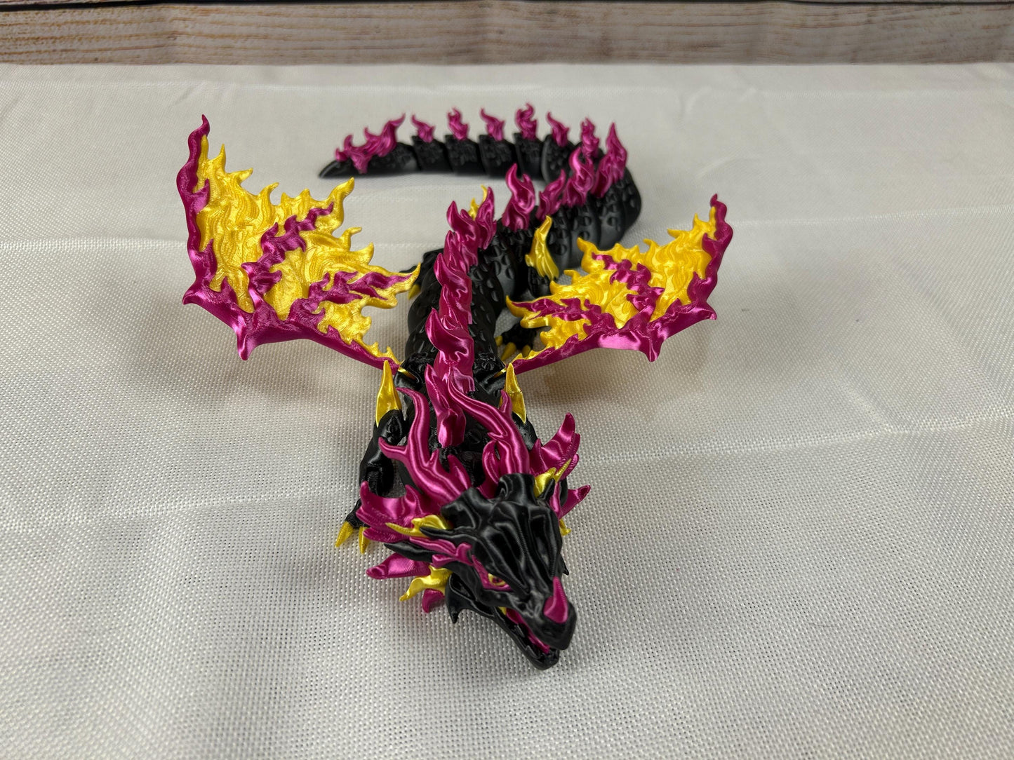 Majestätischer Schwarzdrache, loderndes Design aus Silk PLA – Bewegliche Figur mit Glanz-Finish, Geschenkidee für Fantasyfans, Dekofigur