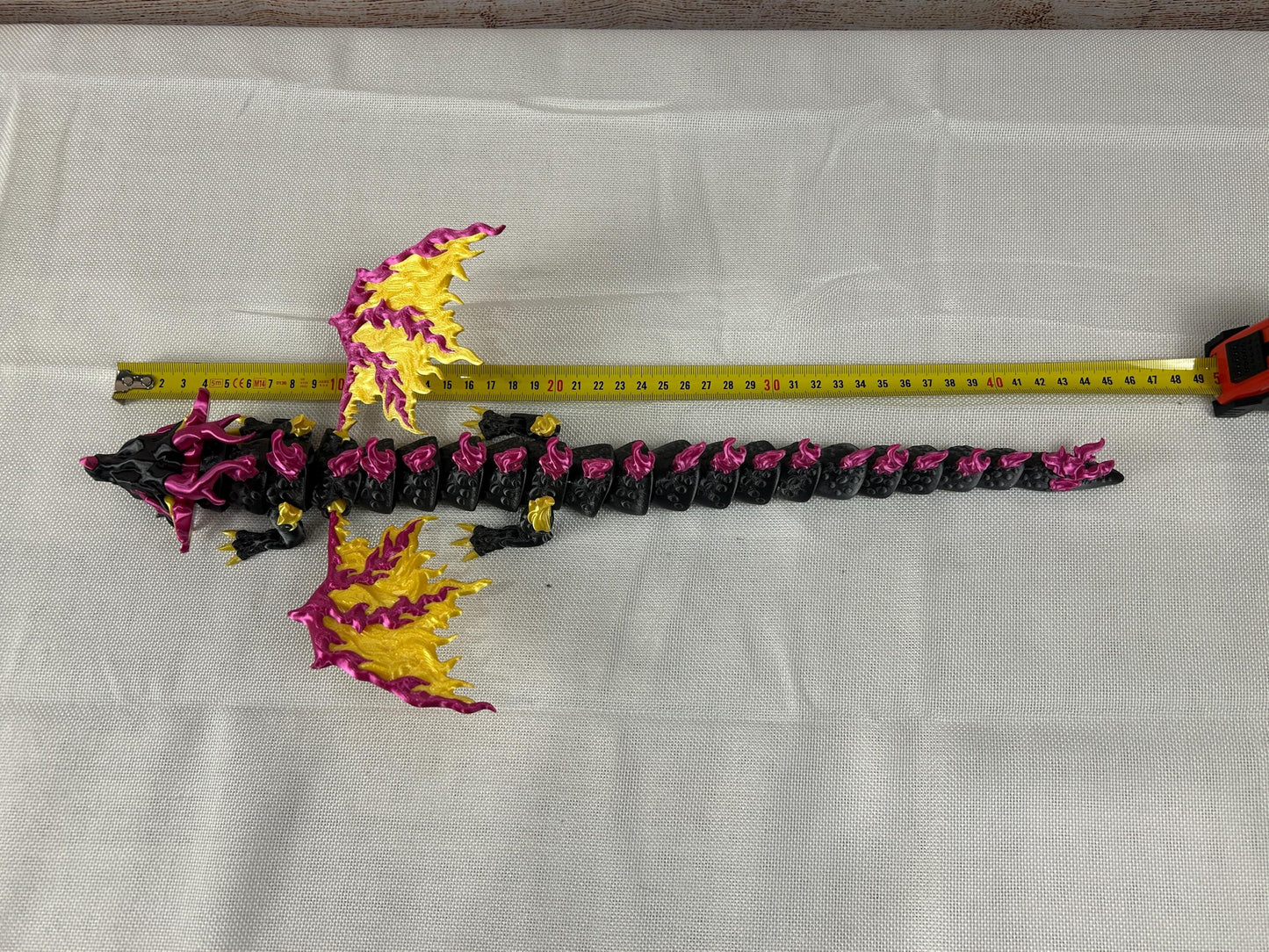 Majestätischer Schwarzdrache, loderndes Design aus Silk PLA – Bewegliche Figur mit Glanz-Finish, Geschenkidee für Fantasyfans, Dekofigur