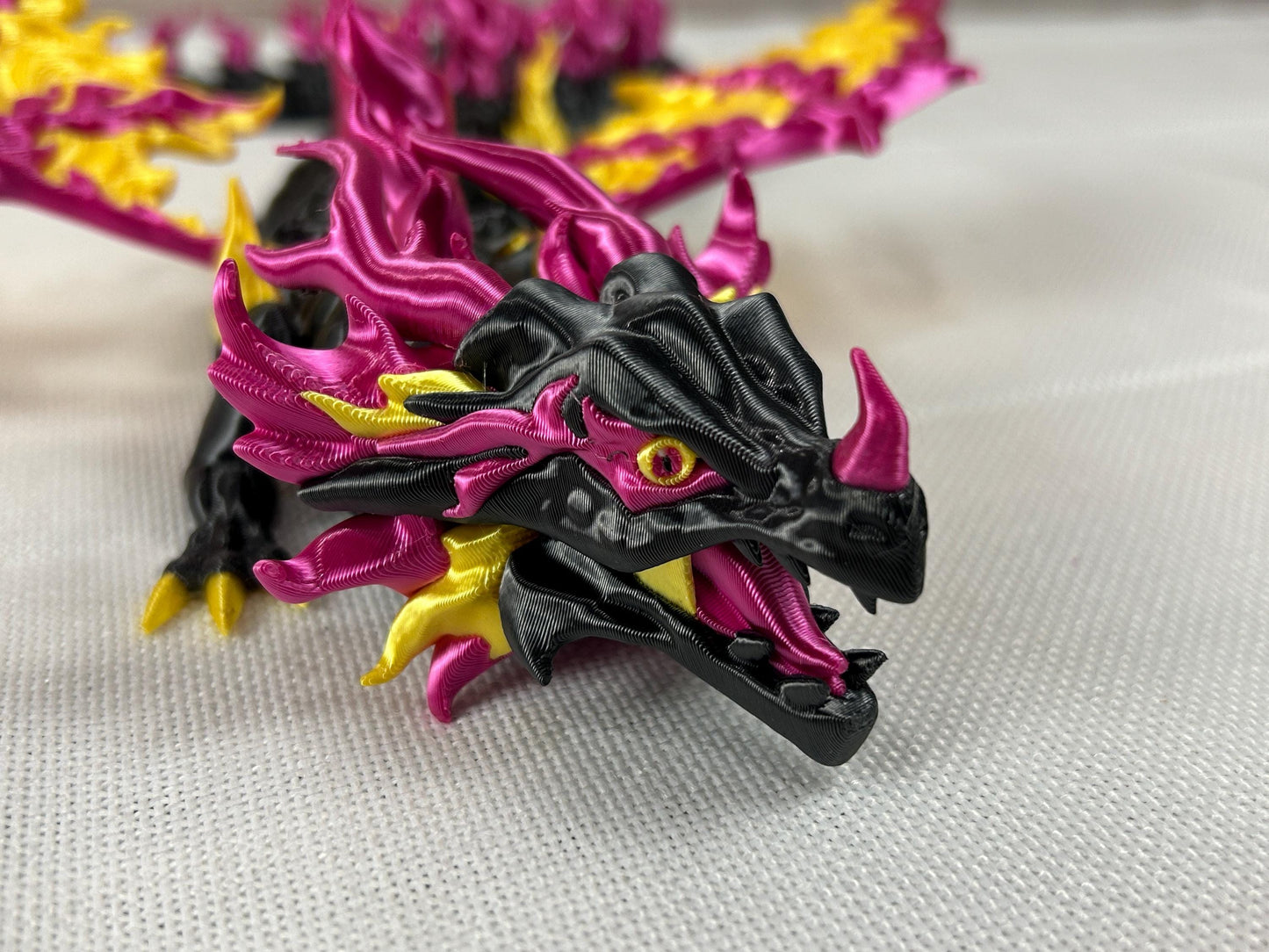 Majestätischer Schwarzdrache, loderndes Design aus Silk PLA – Bewegliche Figur mit Glanz-Finish, Geschenkidee für Fantasyfans, Dekofigur