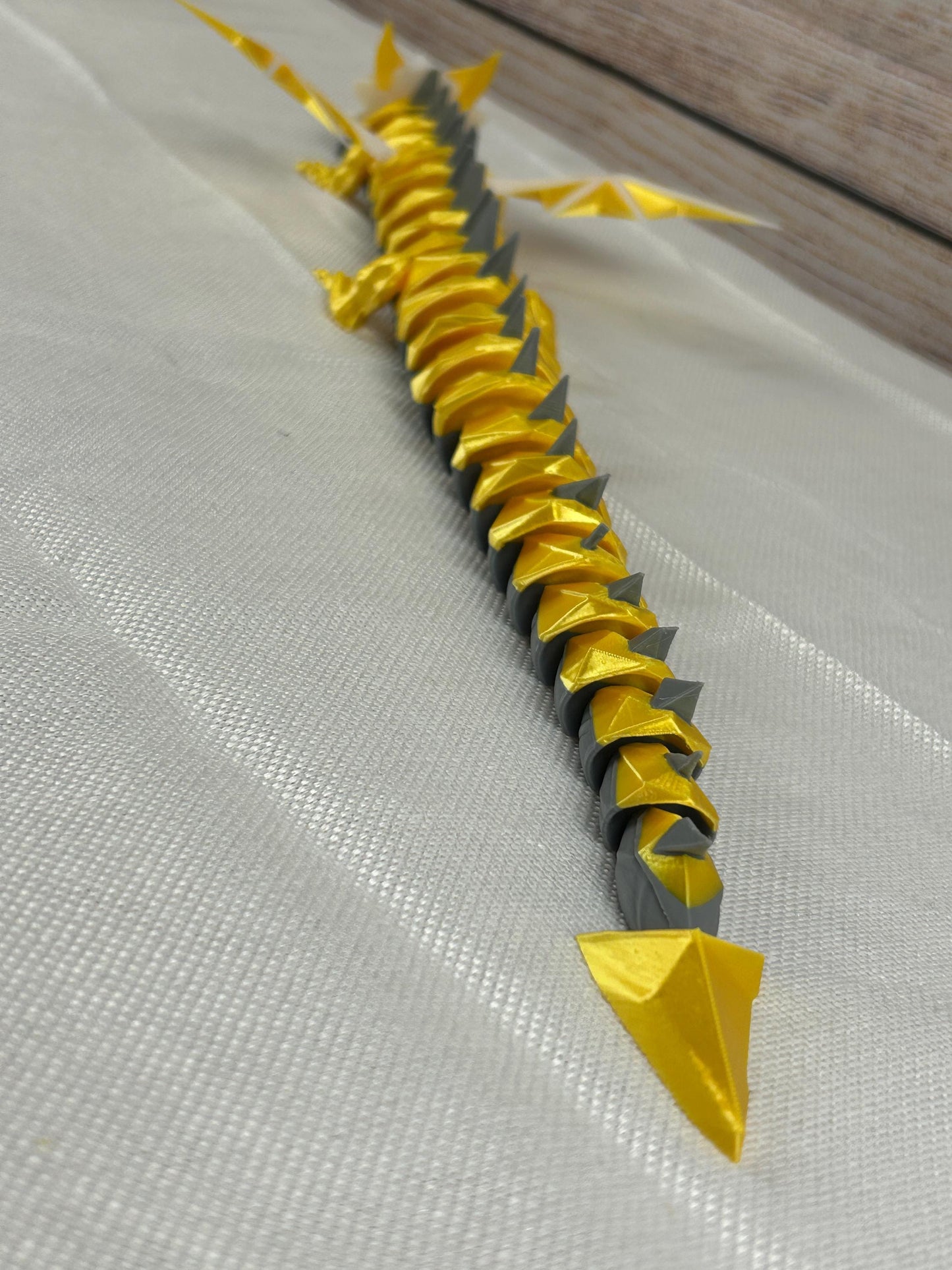 Sonnenfalterdrache, beweglich, gelb-grau, majestätisches Drache aus PLA, mittelalterliches Fabelwesen, Drachenfigur, Geschenkidee Fantasy