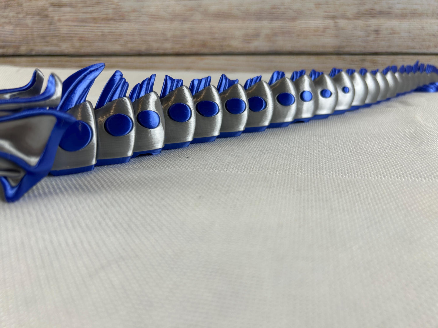 Meerestiefenschlange, beweglich, silbergrau glänzend aus SILK PLA– Mystische Eleganz aus den Tiefen der Ozeane, urzeitliches Meeresungeheuer