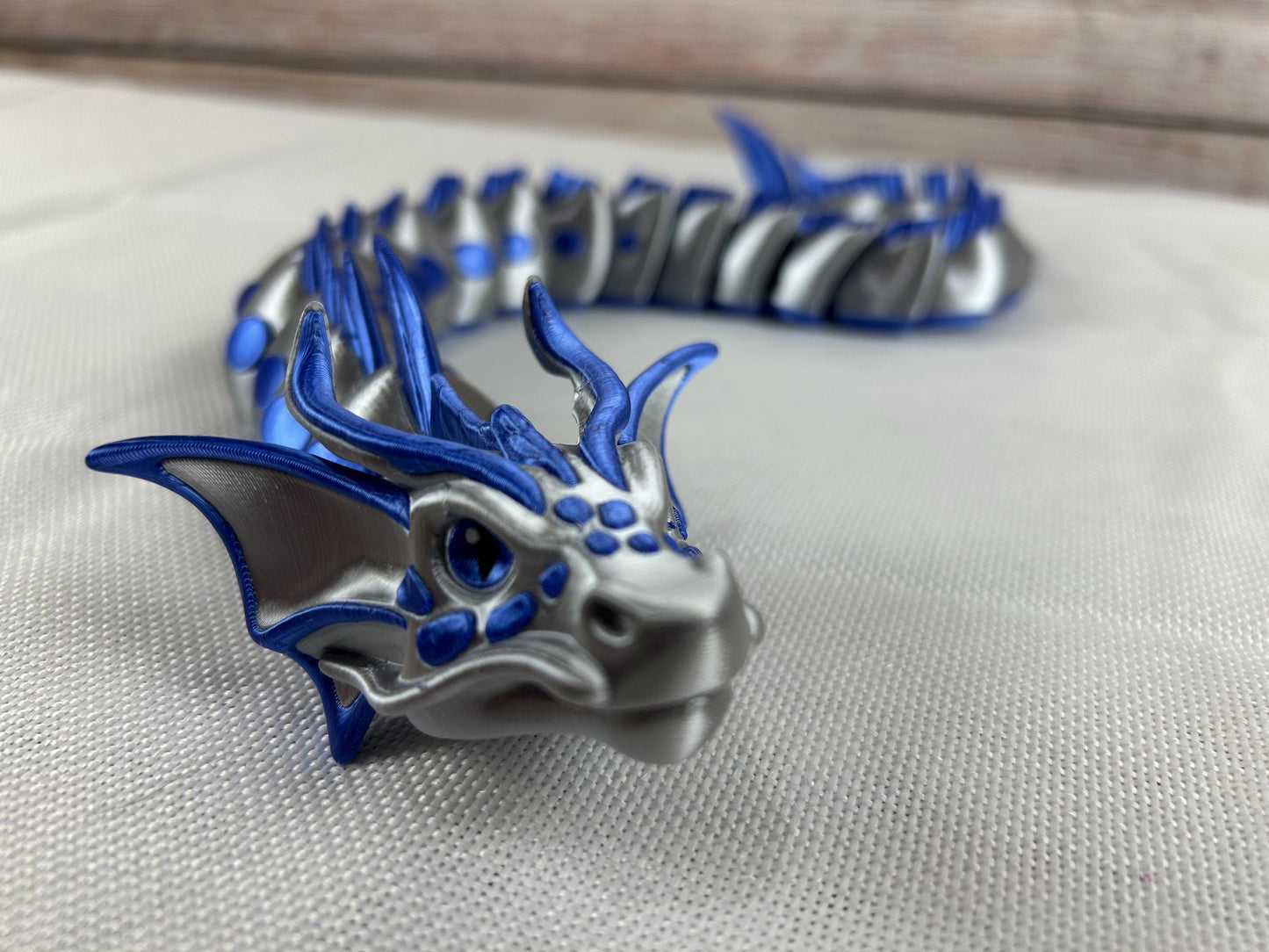 Meerestiefenschlange, beweglich, silbergrau glänzend aus SILK PLA– Mystische Eleganz aus den Tiefen der Ozeane, urzeitliches Meeresungeheuer