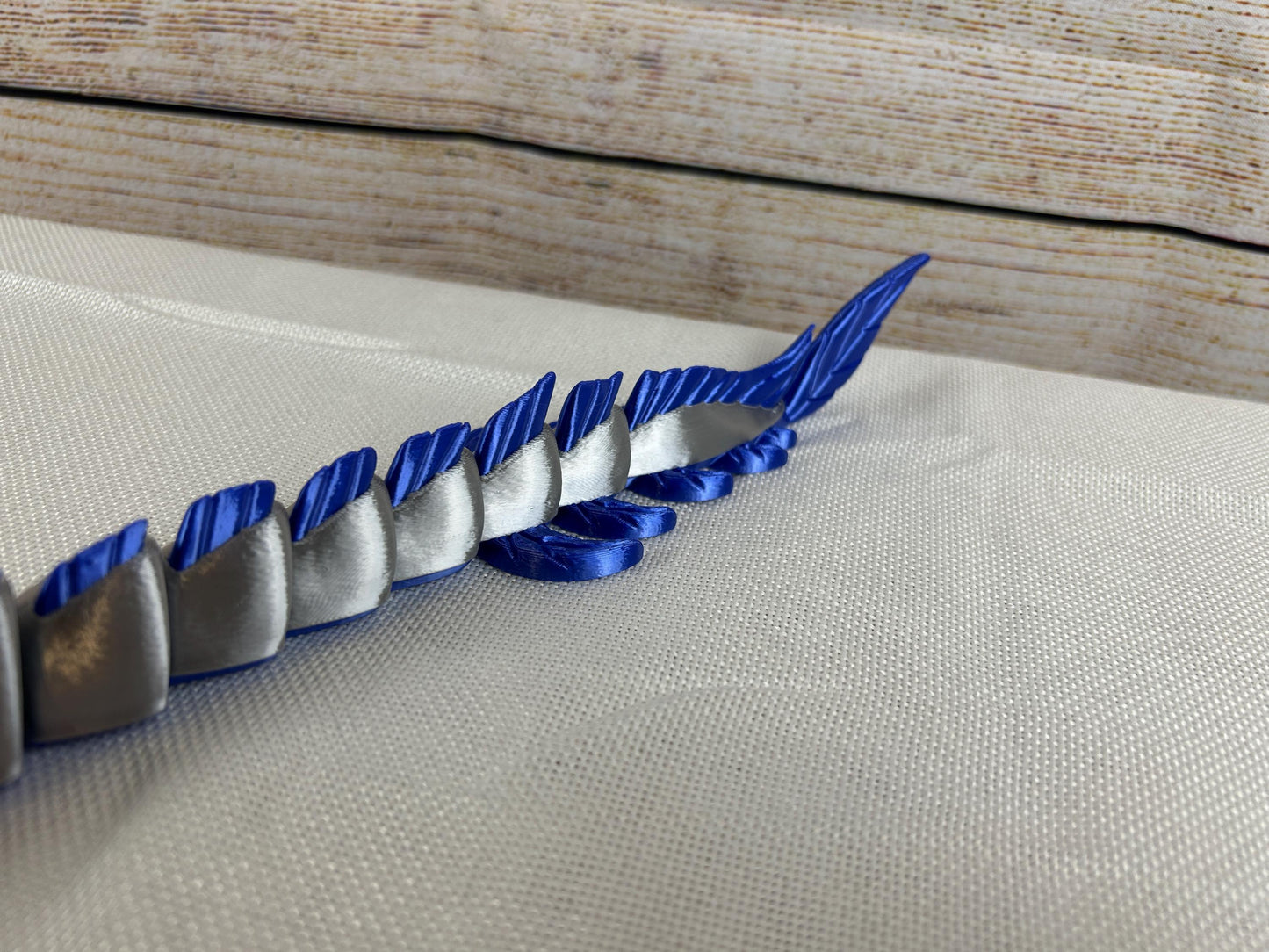 Meerestiefenschlange, beweglich, silbergrau glänzend aus SILK PLA– Mystische Eleganz aus den Tiefen der Ozeane, urzeitliches Meeresungeheuer