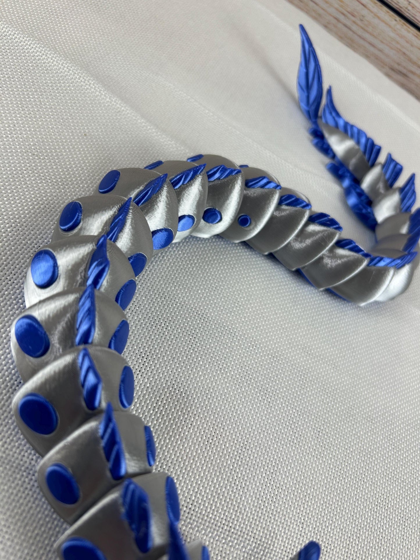 Meerestiefenschlange, beweglich, silbergrau glänzend aus SILK PLA– Mystische Eleganz aus den Tiefen der Ozeane, urzeitliches Meeresungeheuer