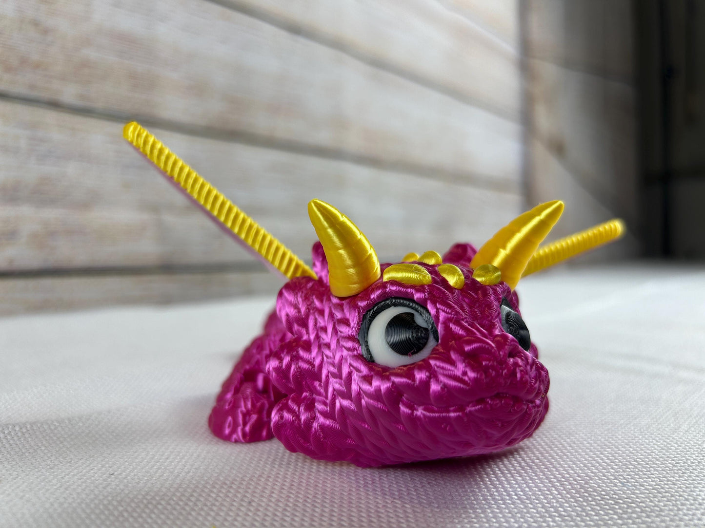 Magischer Wollmaschendrache, beweglich, aus glänzendem SILK PLA in Magenta und Gelb mit verspielten Details - Dekofigur, Schreibtischdeko