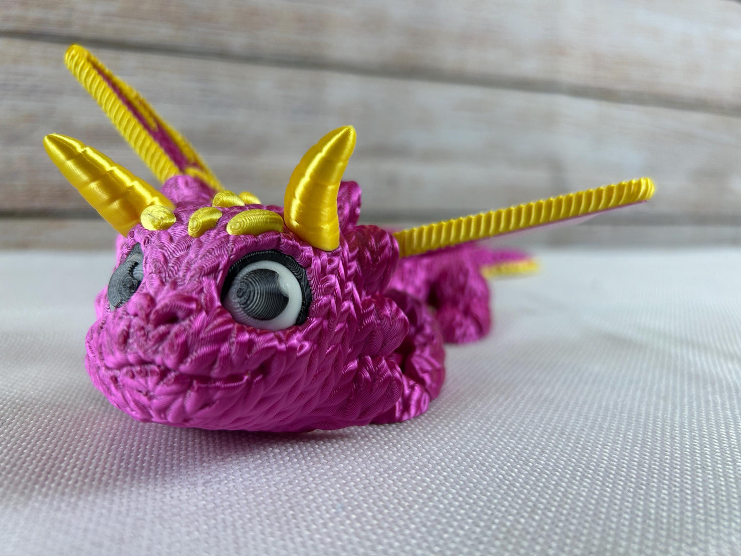 Magischer Wollmaschendrache, beweglich, aus glänzendem SILK PLA in Magenta und Gelb mit verspielten Details - Dekofigur, Schreibtischdeko