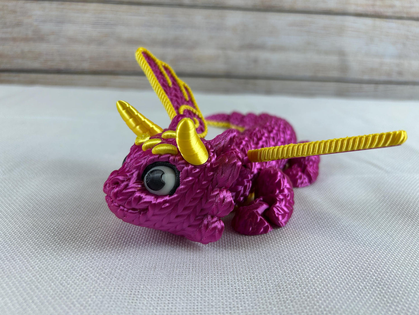 Magischer Wollmaschendrache, beweglich, aus glänzendem SILK PLA in Magenta und Gelb mit verspielten Details - Dekofigur, Schreibtischdeko