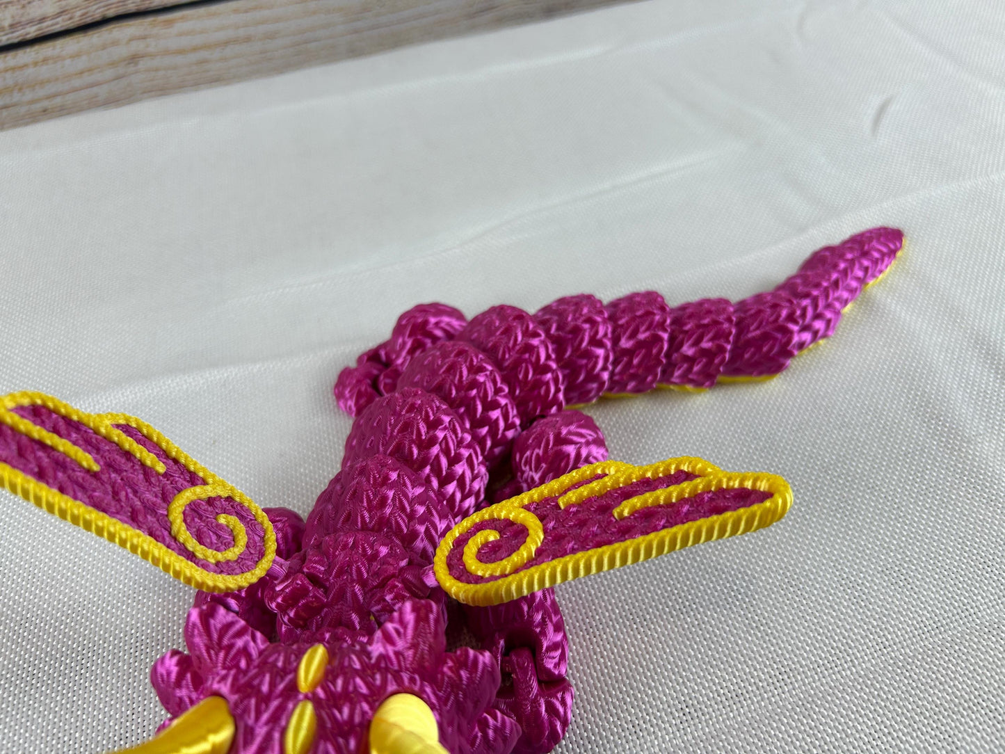 Magischer Wollmaschendrache, beweglich, aus glänzendem SILK PLA in Magenta und Gelb mit verspielten Details - Dekofigur, Schreibtischdeko
