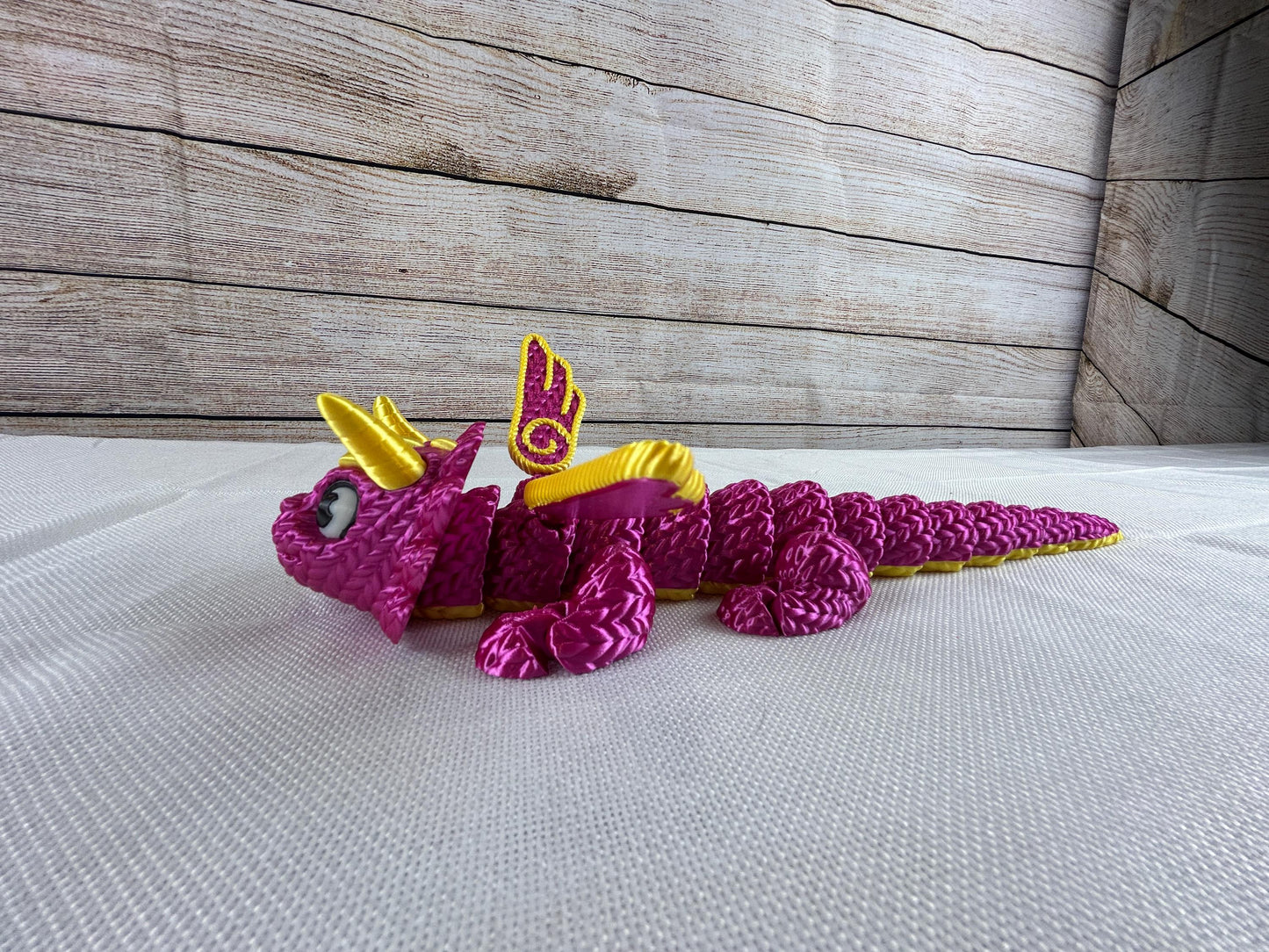 Magischer Wollmaschendrache, beweglich, aus glänzendem SILK PLA in Magenta und Gelb mit verspielten Details - Dekofigur, Schreibtischdeko