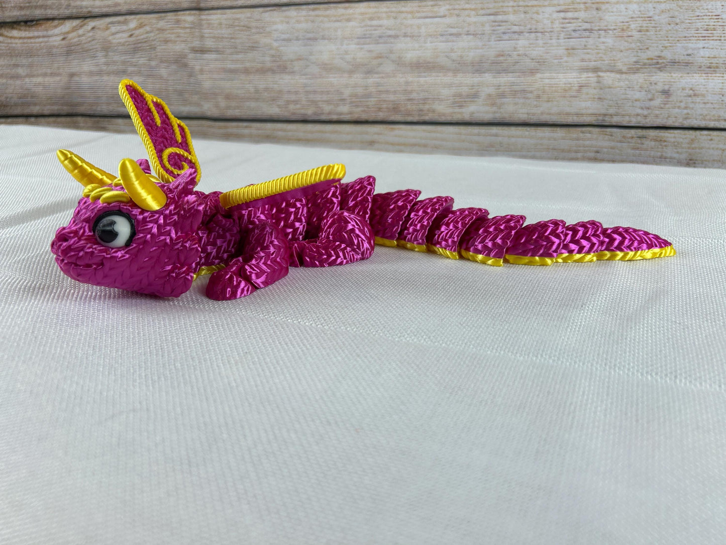 Magischer Wollmaschendrache, beweglich, aus glänzendem SILK PLA in Magenta und Gelb mit verspielten Details - Dekofigur, Schreibtischdeko
