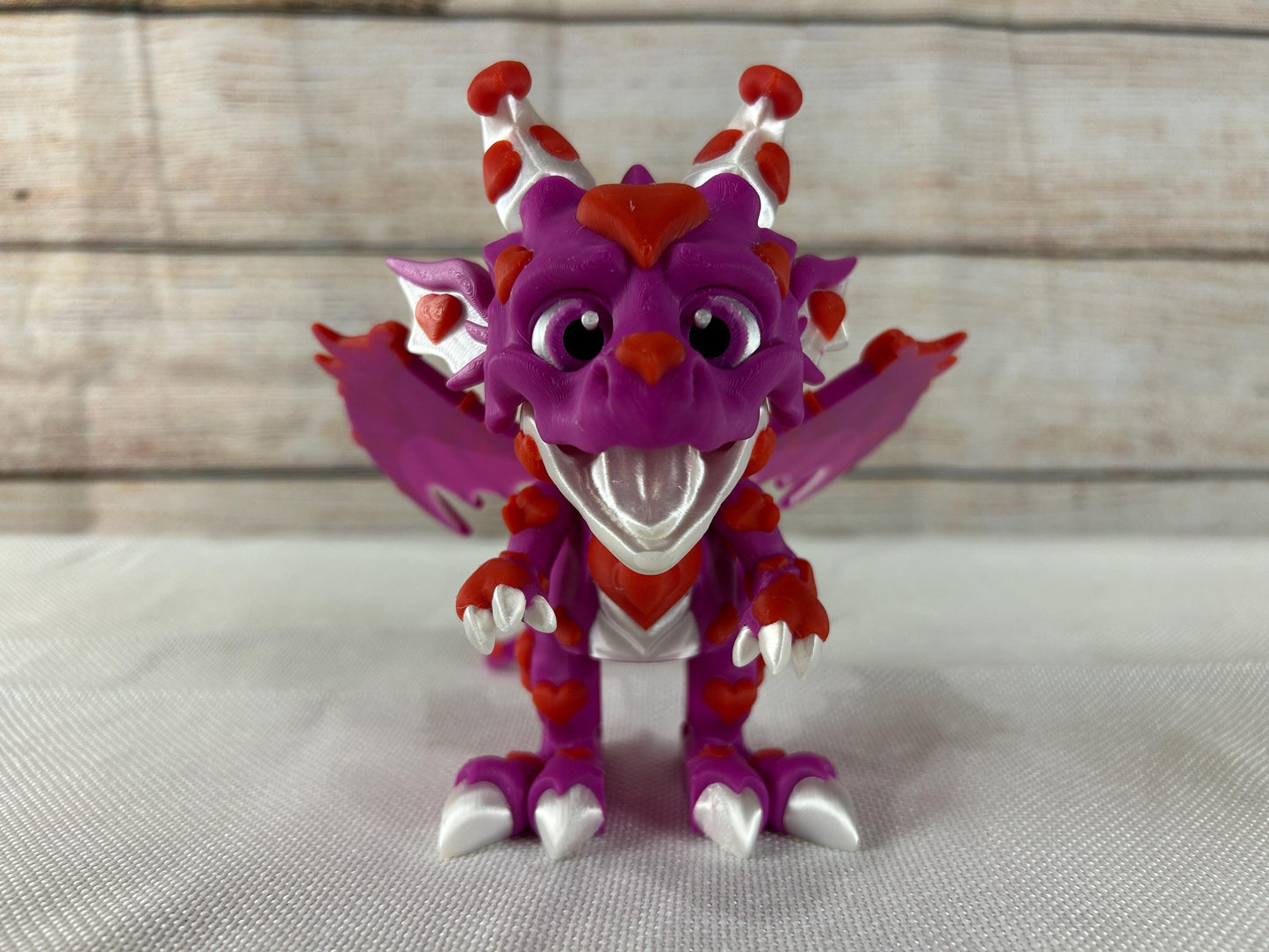 Drache mit Herz - Valentinstagsdrache - Fantasydrache - Herzdeko - Liebesdrache - Geschenkidee für deine Liebsten -