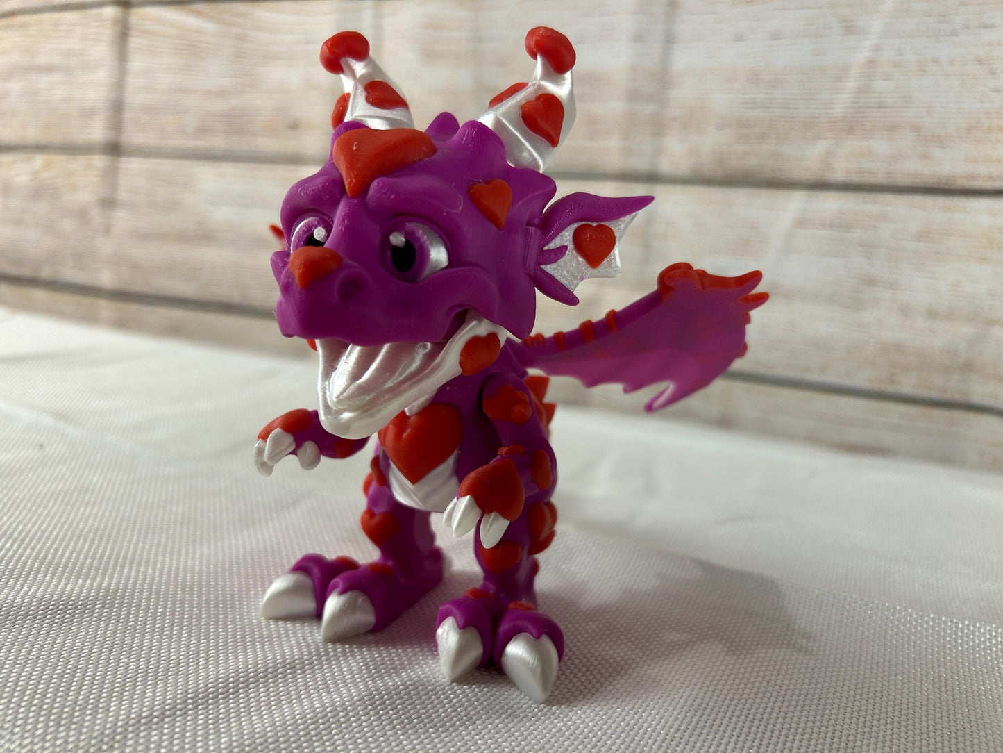 Drache mit Herz - Valentinstagsdrache - Fantasydrache - Herzdeko - Liebesdrache - Geschenkidee für deine Liebsten -