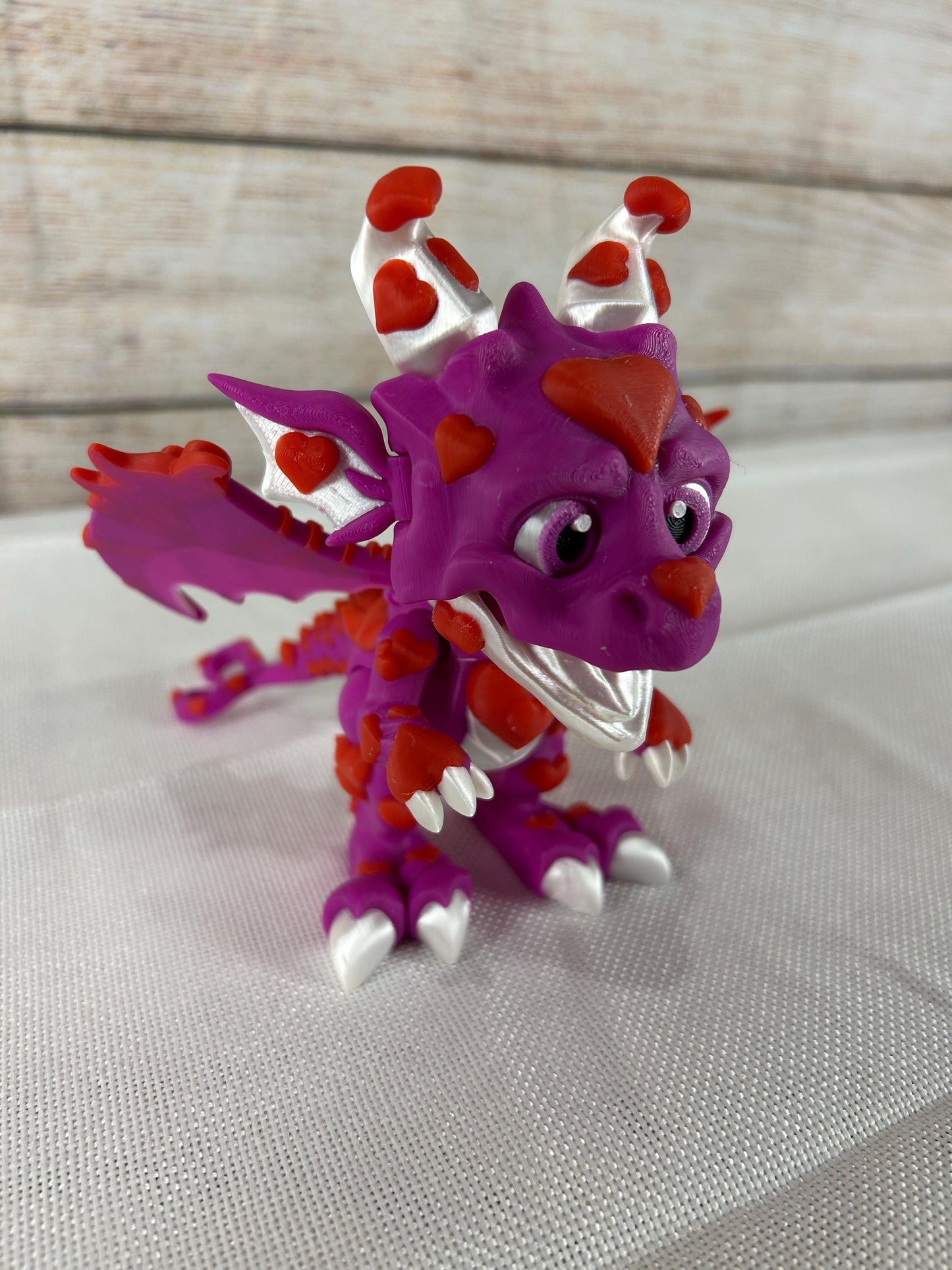 Drache mit Herz - Valentinstagsdrache - Fantasydrache - Herzdeko - Liebesdrache - Geschenkidee für deine Liebsten -