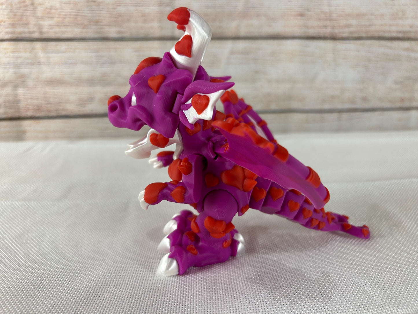 Drache mit Herz - Valentinstagsdrache - Fantasydrache - Herzdeko - Liebesdrache - Geschenkidee für deine Liebsten -