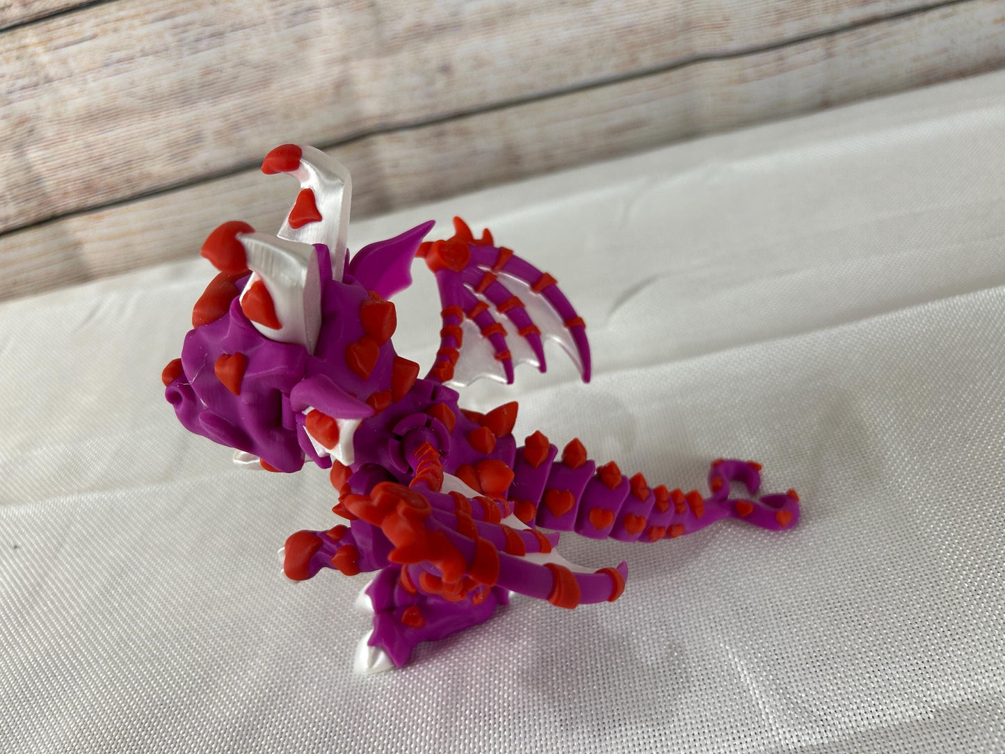 Drache mit Herz - Valentinstagsdrache - Fantasydrache - Herzdeko - Liebesdrache - Geschenkidee für deine Liebsten -
