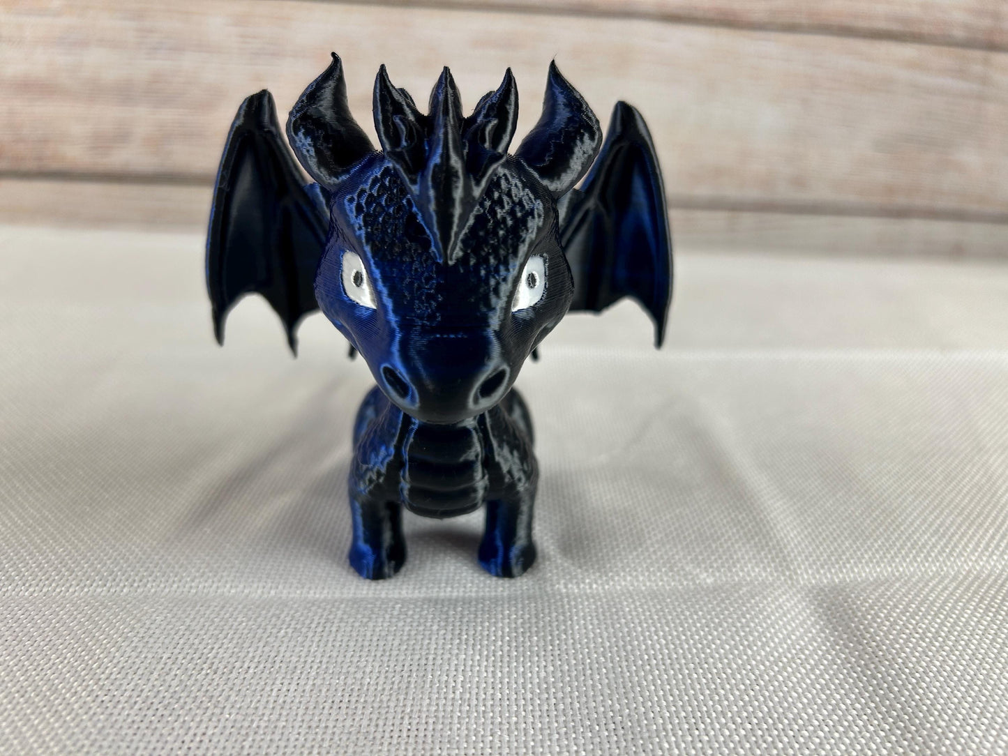 dunkelblau schimmernder Drache - Geschenkidee - Fantasy - Schreibtischdeko - Mystisches Fabelwesen - Dekoration