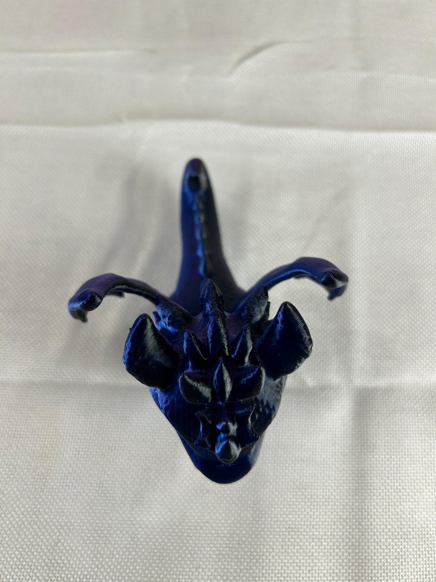 dunkelblau schimmernder Drache - Geschenkidee - Fantasy - Schreibtischdeko - Mystisches Fabelwesen - Dekoration