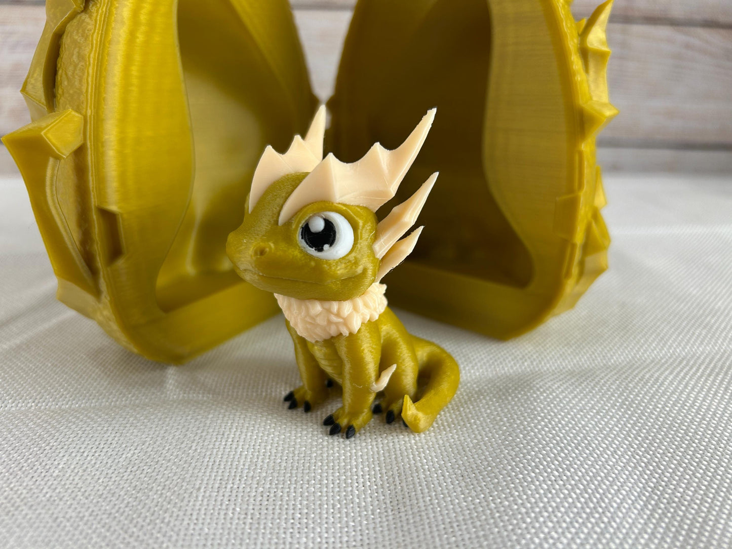 Blitzdrache im aufklappbaren goldenen Drachenei – Ein zauberhaftes Deko-Highlight, egal ob als Schreibtischdekoration oder Regalabschluss