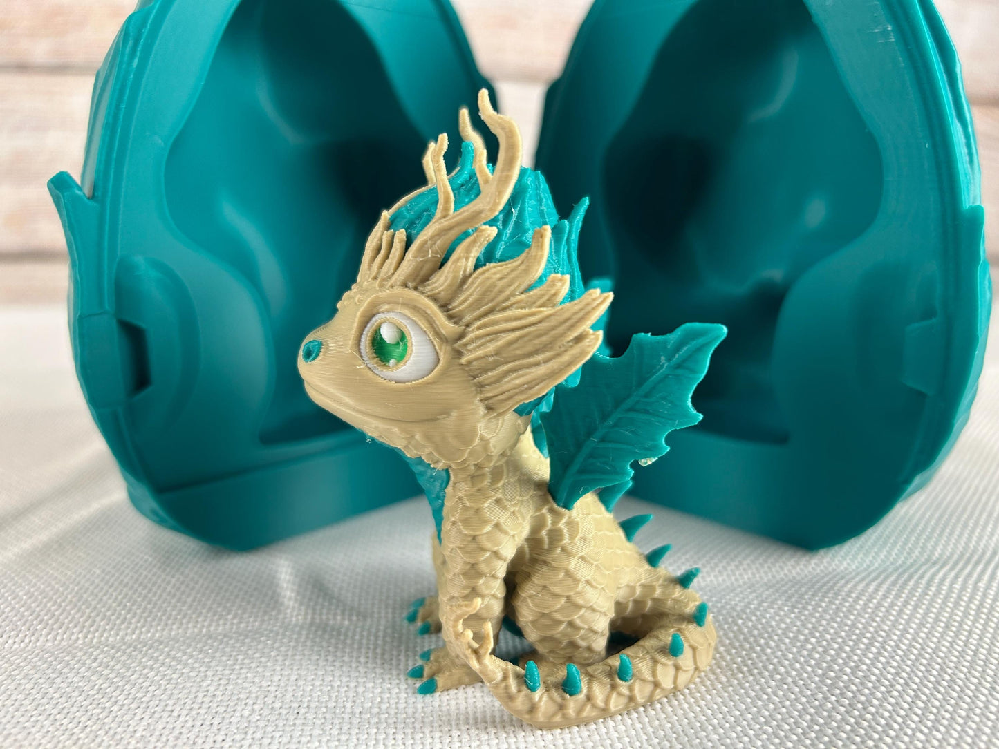 Walddrache im aufklappbaren grünen Drachenei – Ein zauberhaftes Deko-Highlight, egal ob als Schreibtischdekoration oder Regalabschluss
