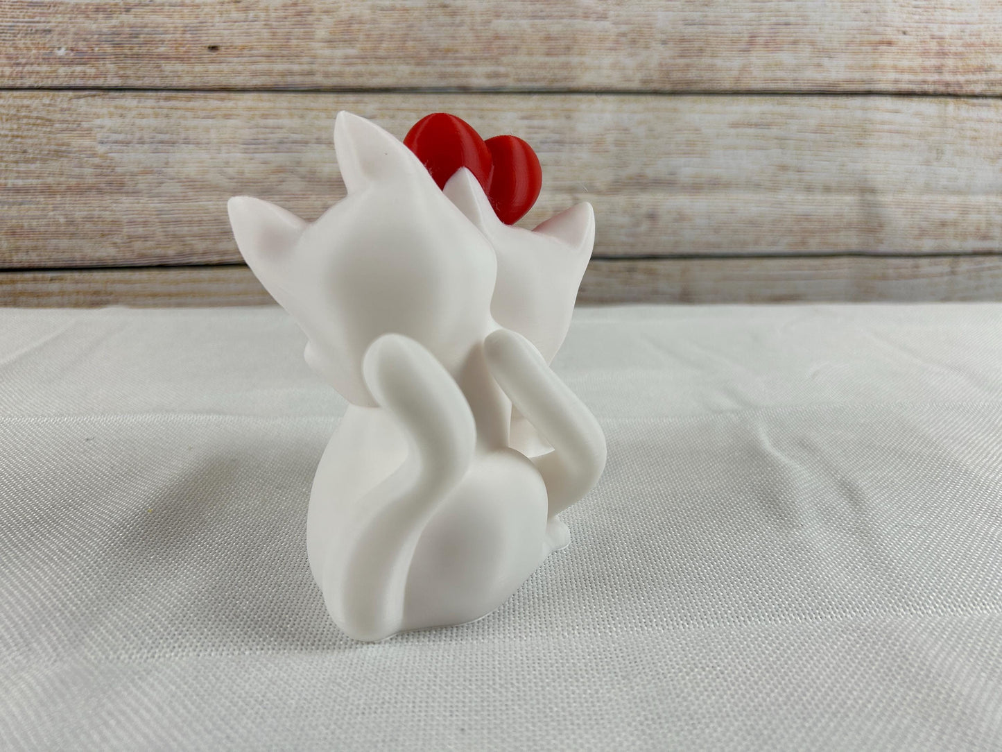 verliebtes Katzenpaar mit rotem Herz, Katzenstatue, Romantisches Deko-Highlight aus PLA handgefertigtes Geschenk für Katzenliebhaber