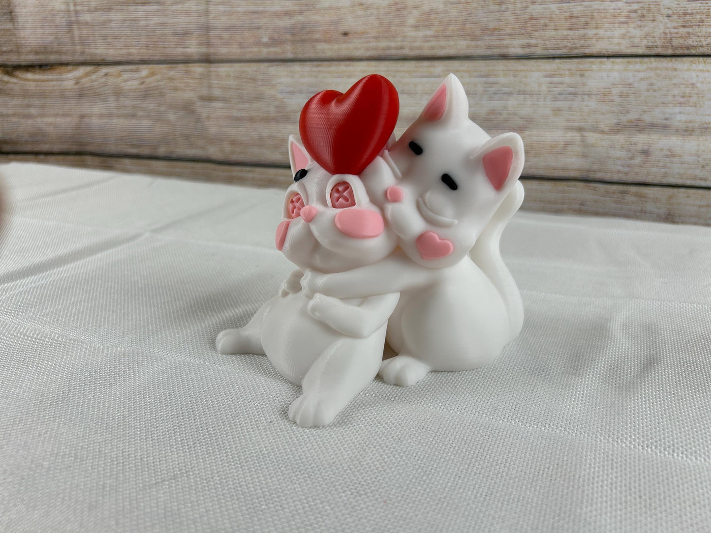 verliebtes Katzenpaar mit rotem Herz, Katzenstatue, Romantisches Deko-Highlight aus PLA handgefertigtes Geschenk für Katzenliebhaber