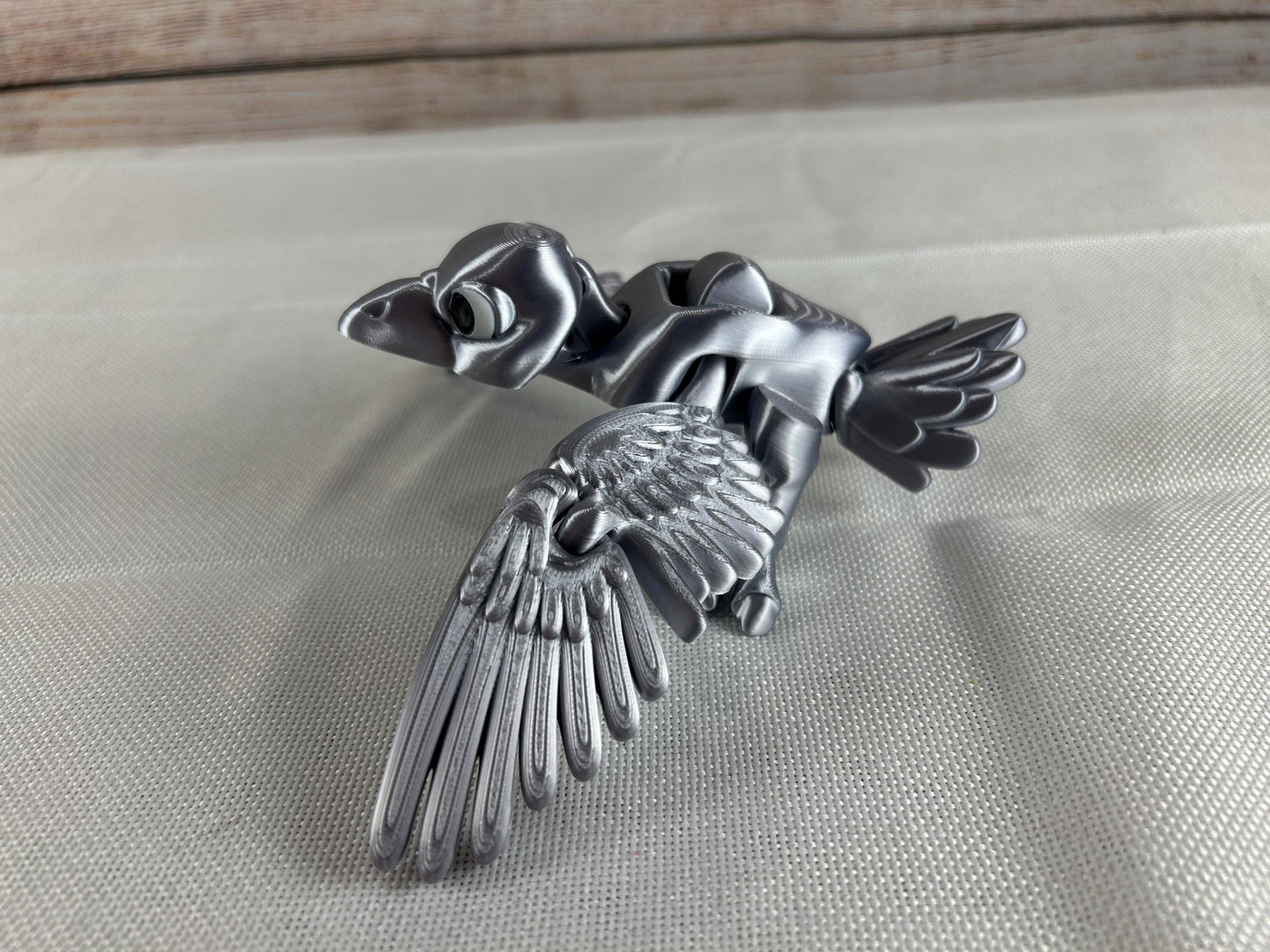 Silberrabe, silberne Krähe beweglich mit Flügelschlag-Funktion – Kunstvolle Dekoration aus SILK PLA