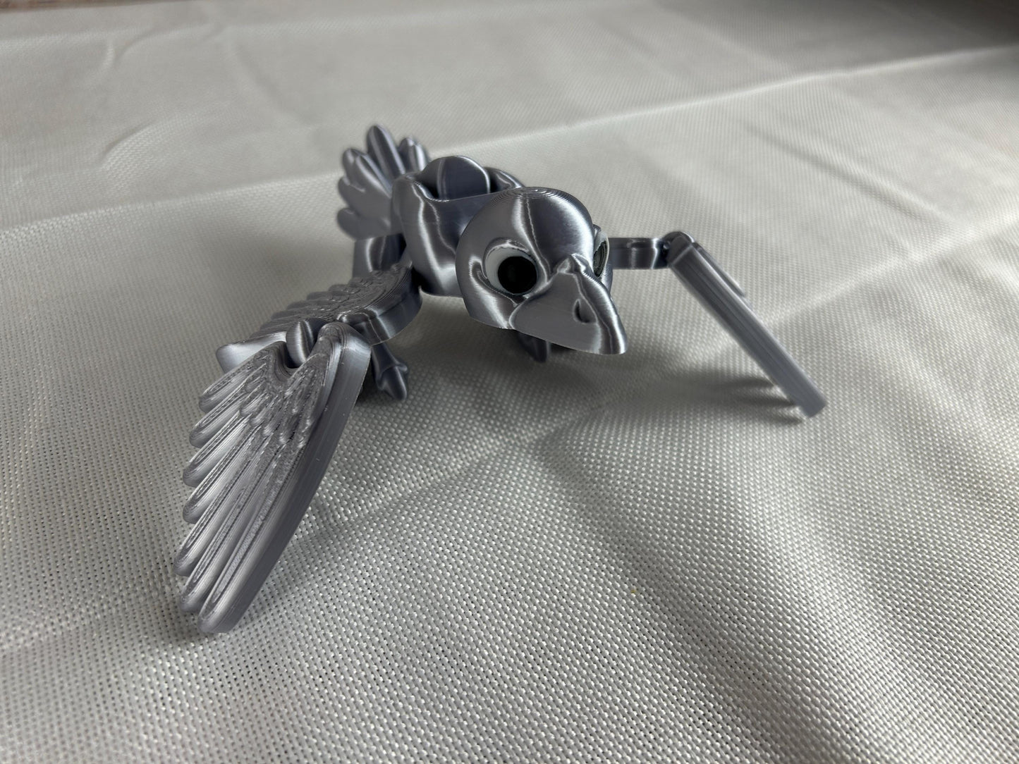 Silberrabe, silberne Krähe beweglich mit Flügelschlag-Funktion – Kunstvolle Dekoration aus SILK PLA