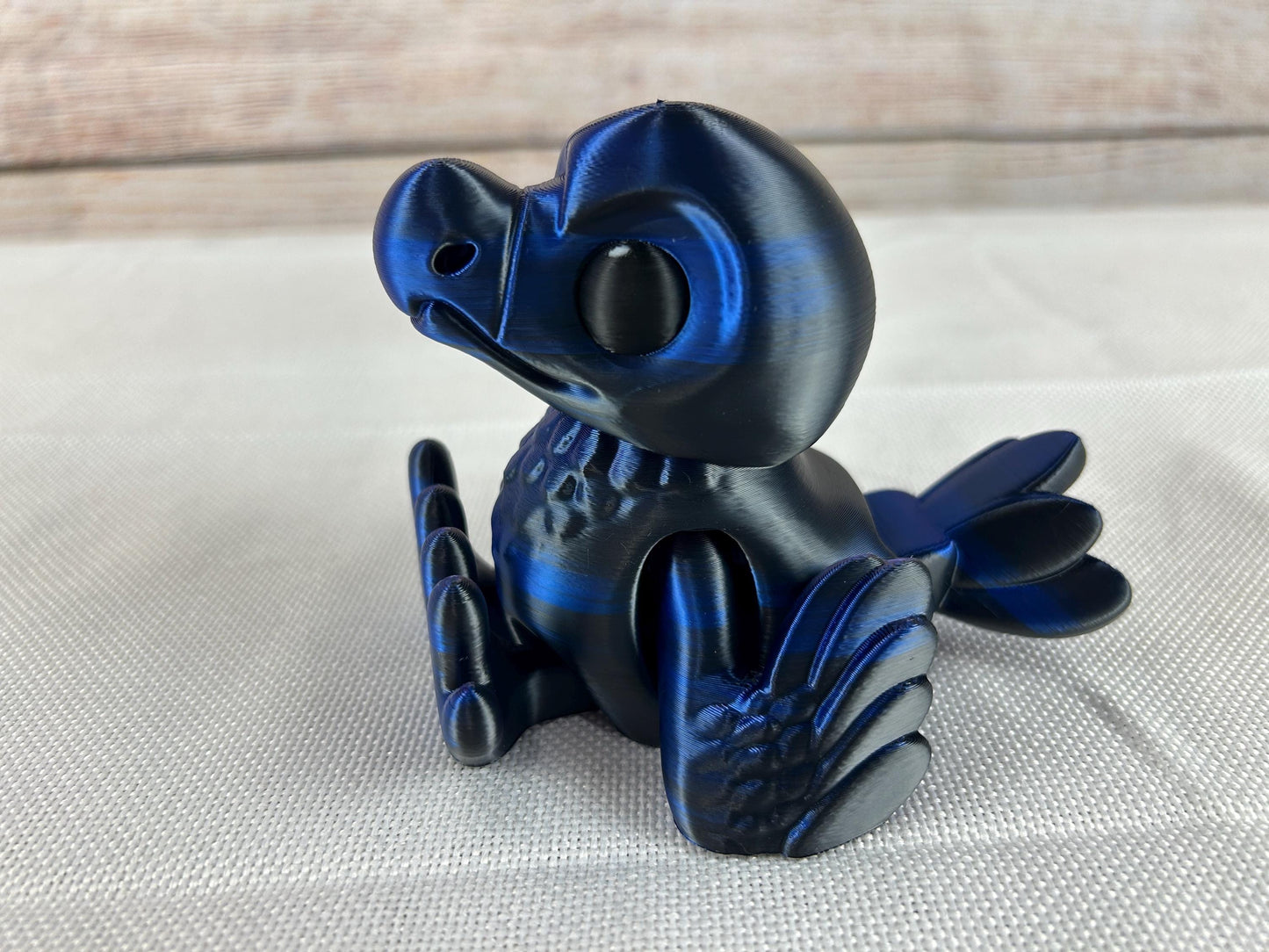 Dodo – Interaktive bewegliche 3D-gedruckte Figur in Dunkelblau, flattert mit den Flügeln wenn man die Beine bewegt - Deko-Highlight