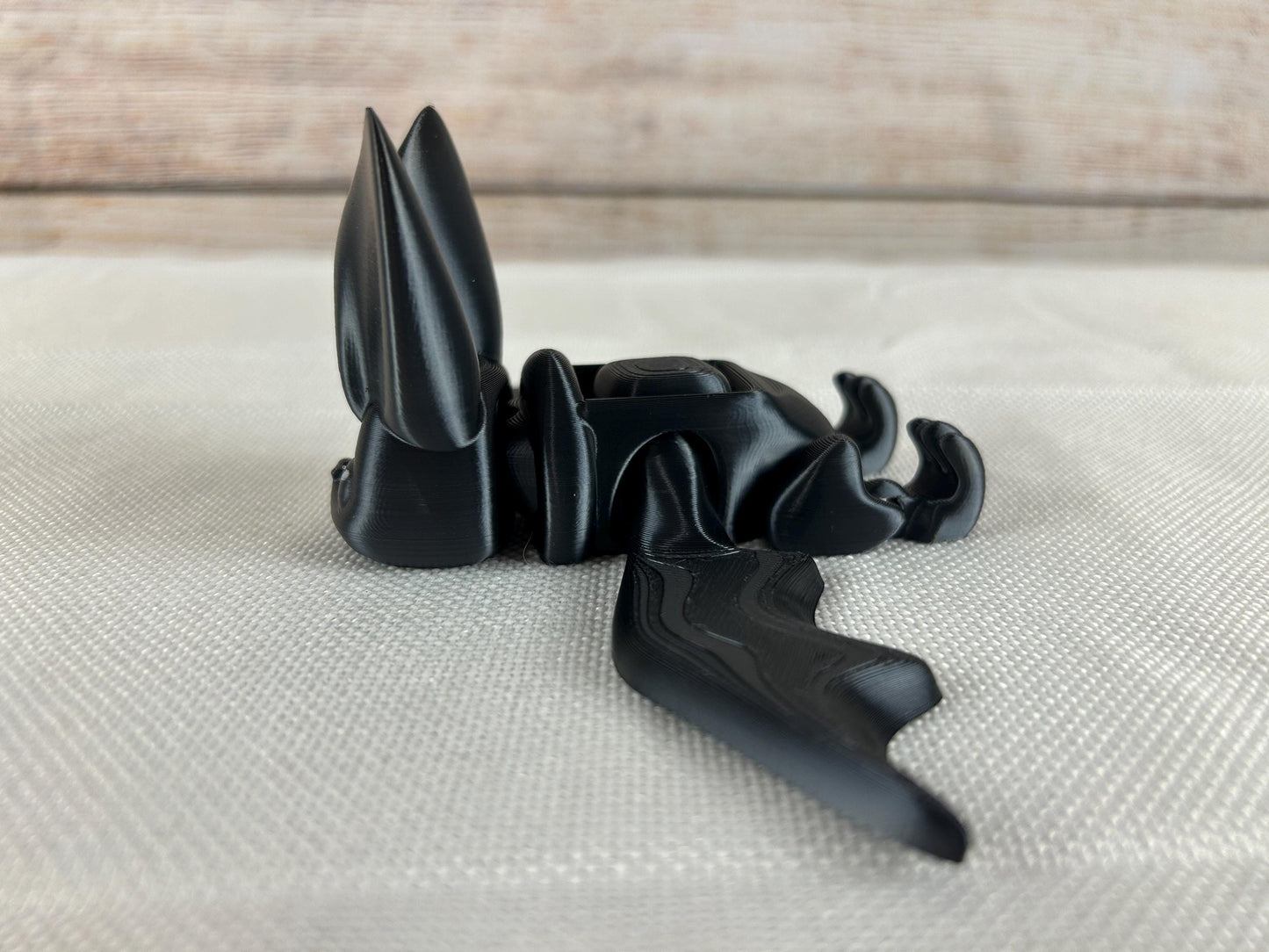 Fledermaus schwarz glänzend aus SILK PLA – Flatternde Flügel, kopfüber aufhängbar, interaktives Halloween-Deko-Highlight