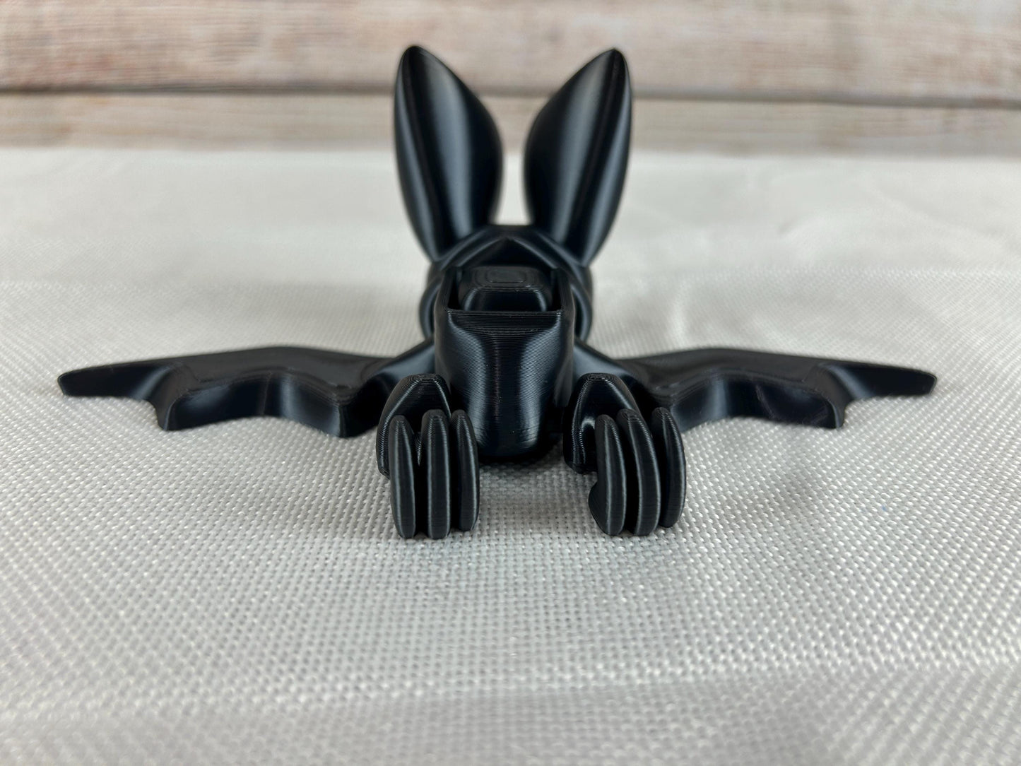 Fledermaus schwarz glänzend aus SILK PLA – Flatternde Flügel, kopfüber aufhängbar, interaktives Halloween-Deko-Highlight