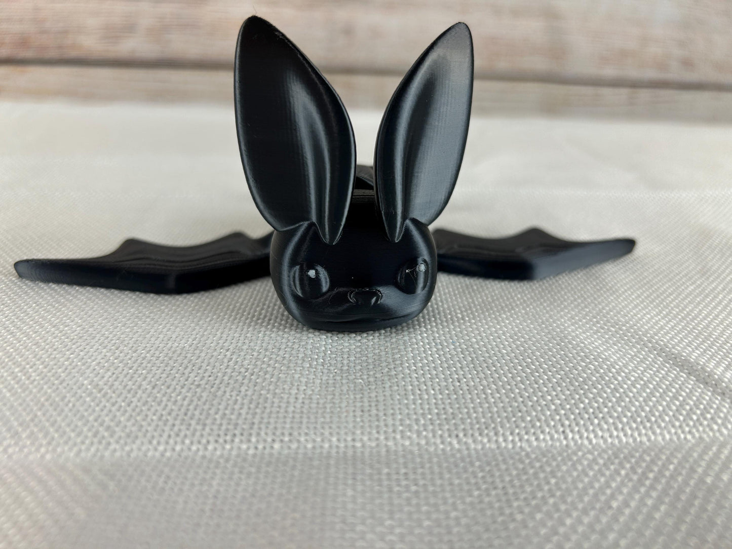 Fledermaus schwarz glänzend aus SILK PLA – Flatternde Flügel, kopfüber aufhängbar, interaktives Halloween-Deko-Highlight