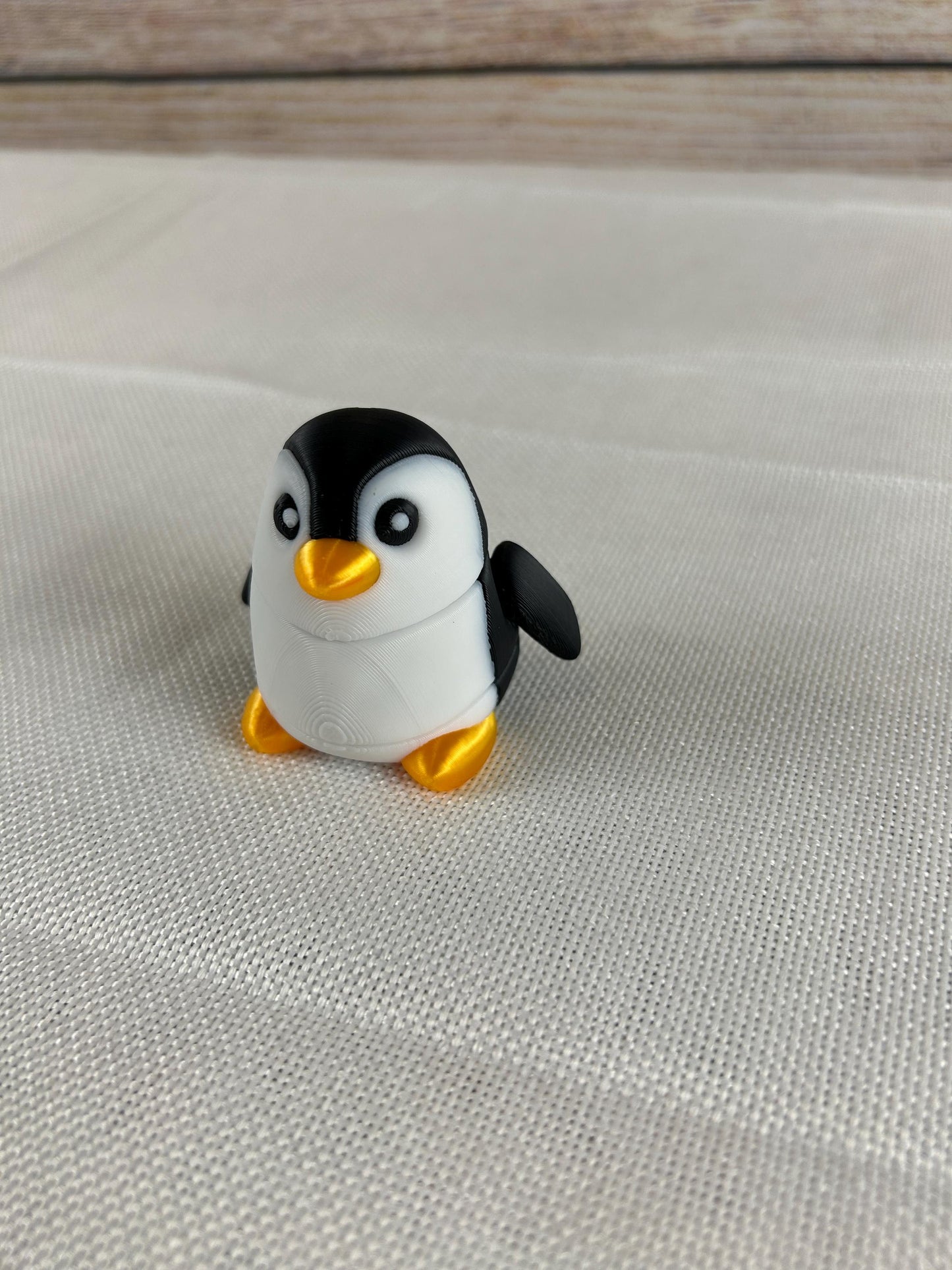 Pinguin beweglich aus PLA – wohl genährter, rundlicher, niedlicher Deko-Pinguin in Schwarz-Weiß-Orange, Figur für Sammler, süße Geschenkidee