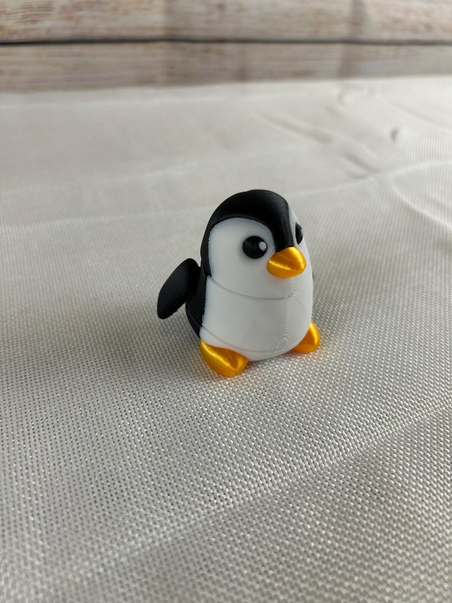 Pinguin beweglich aus PLA – wohl genährter, rundlicher, niedlicher Deko-Pinguin in Schwarz-Weiß-Orange, Figur für Sammler, süße Geschenkidee