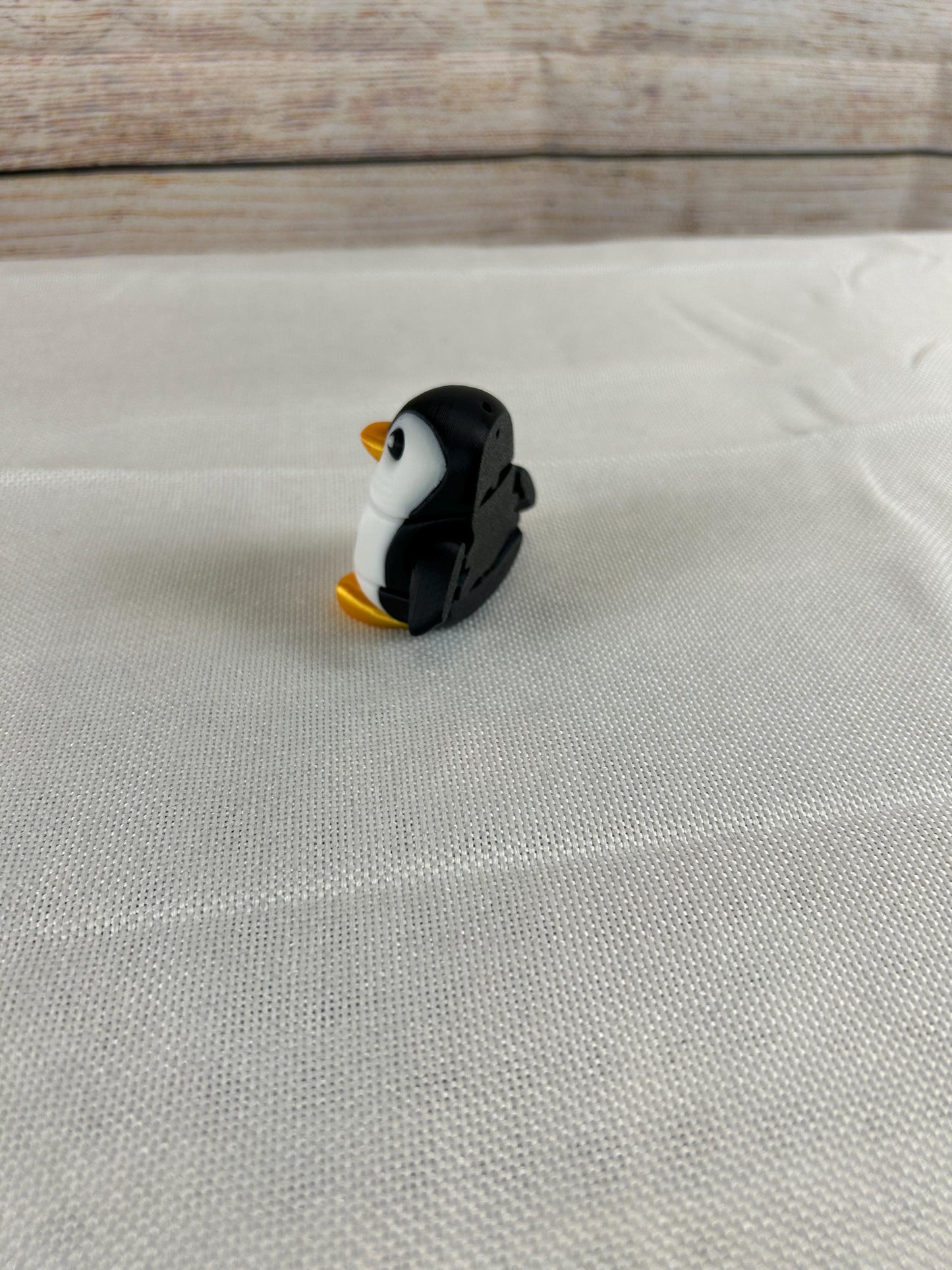 Pinguin beweglich aus PLA – wohl genährter, rundlicher, niedlicher Deko-Pinguin in Schwarz-Weiß-Orange, Figur für Sammler, süße Geschenkidee